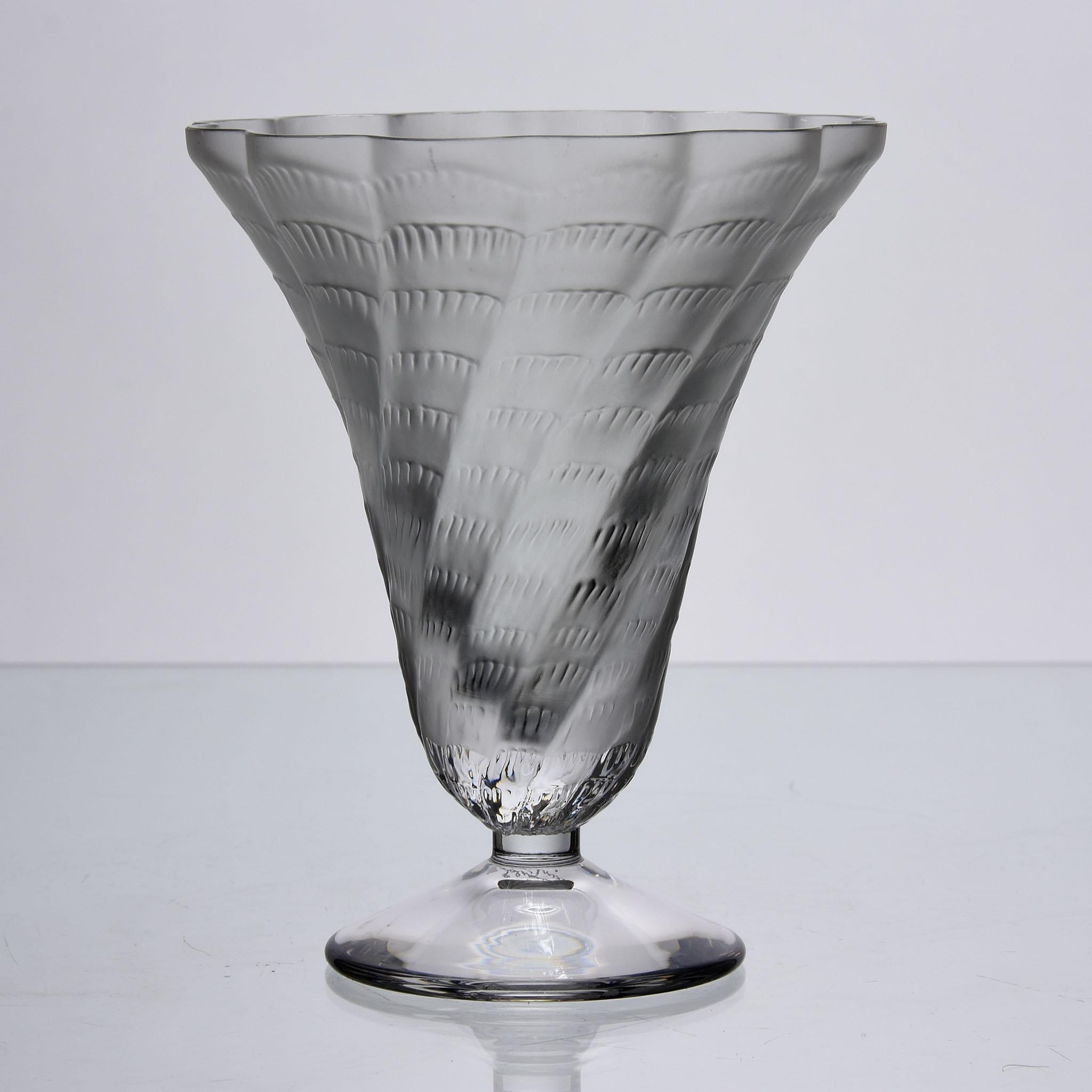 Français Vase en verre dépoli du 20ème siècle intitulé 