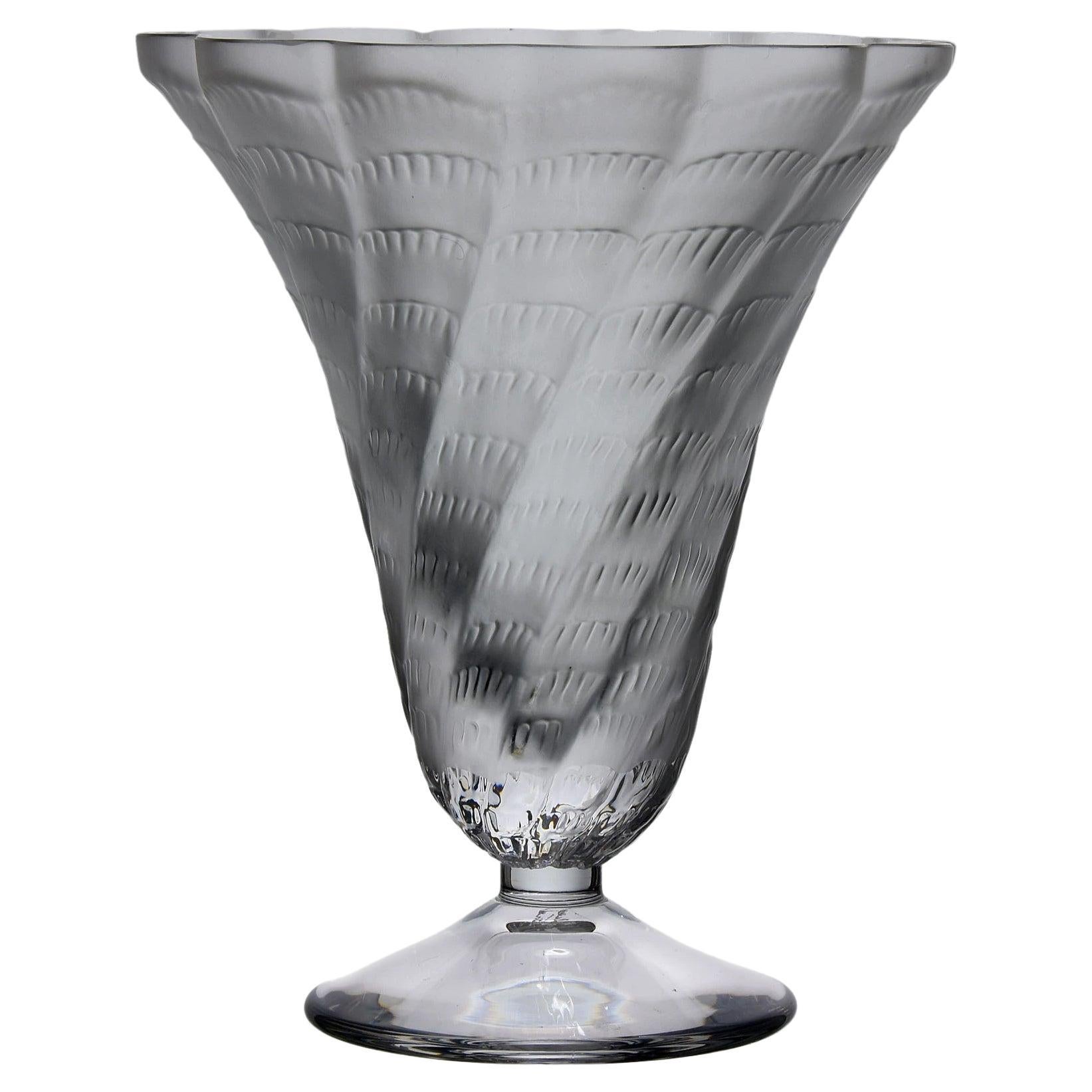 Vase en verre dépoli du 20ème siècle intitulé "Cornet Vase" par Marc Lalique