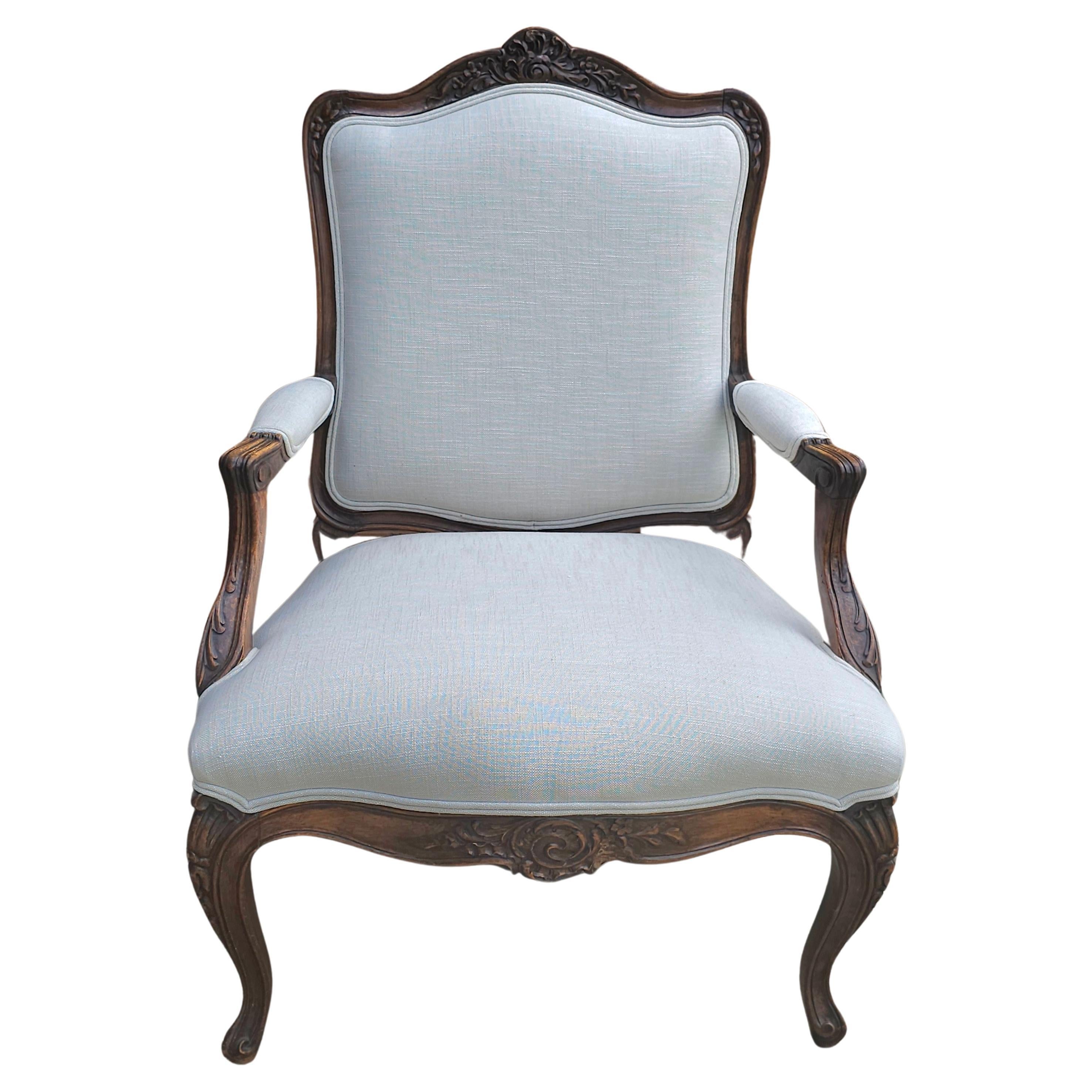 Sedia bergere in legno e imbottita in stile provinciale del XX secolo in eccellenti condizioni vintage. Rivestito di recente. 
Misura 28
