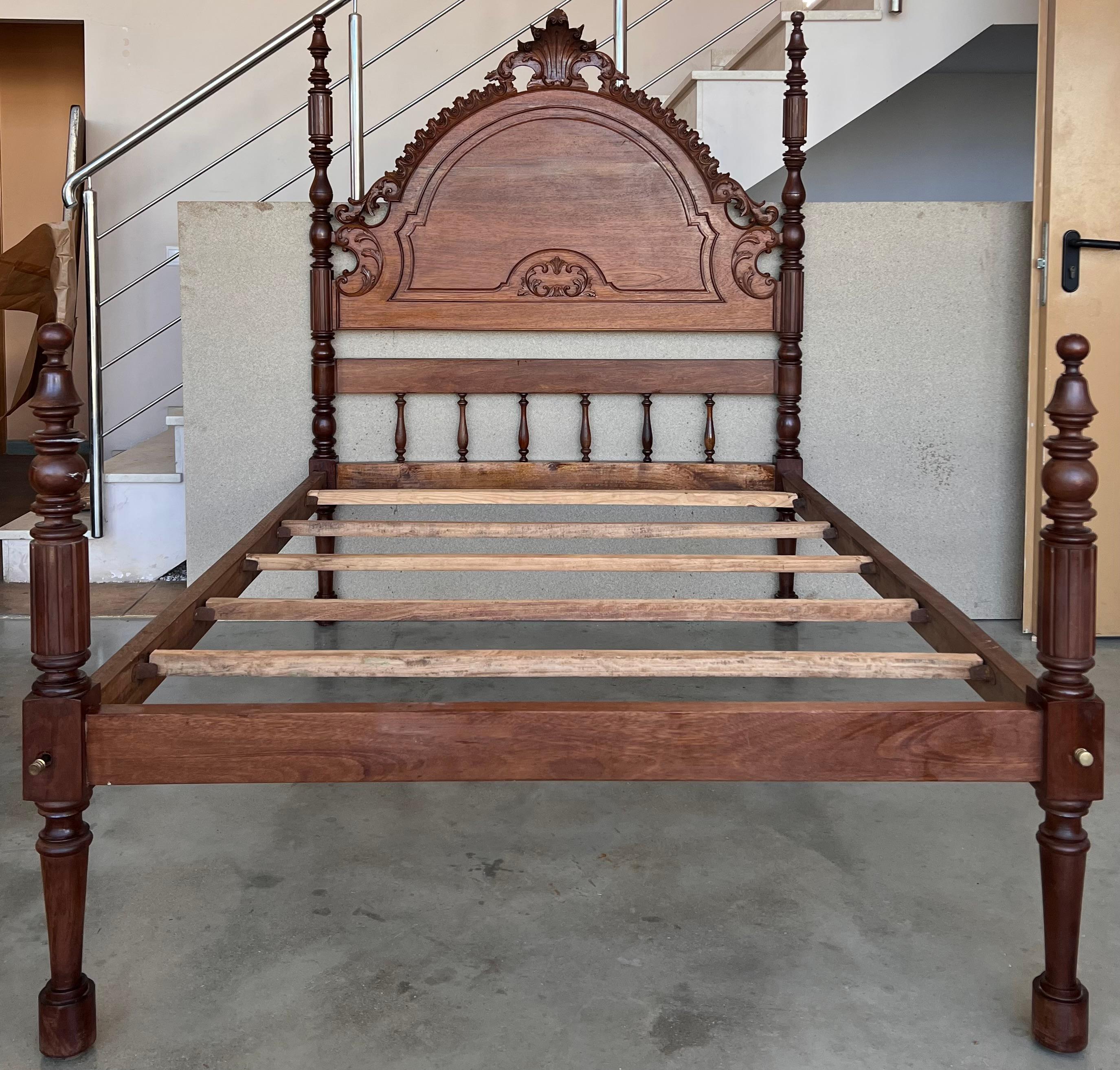 20th century baroque bed, original Spanish bed.

This queen-size 4-poster bed is hand carved with elaborate details, fluted turned post, 3D open spiral twist spindles, and Moorish details represented by the repetition of arches. It is carved and