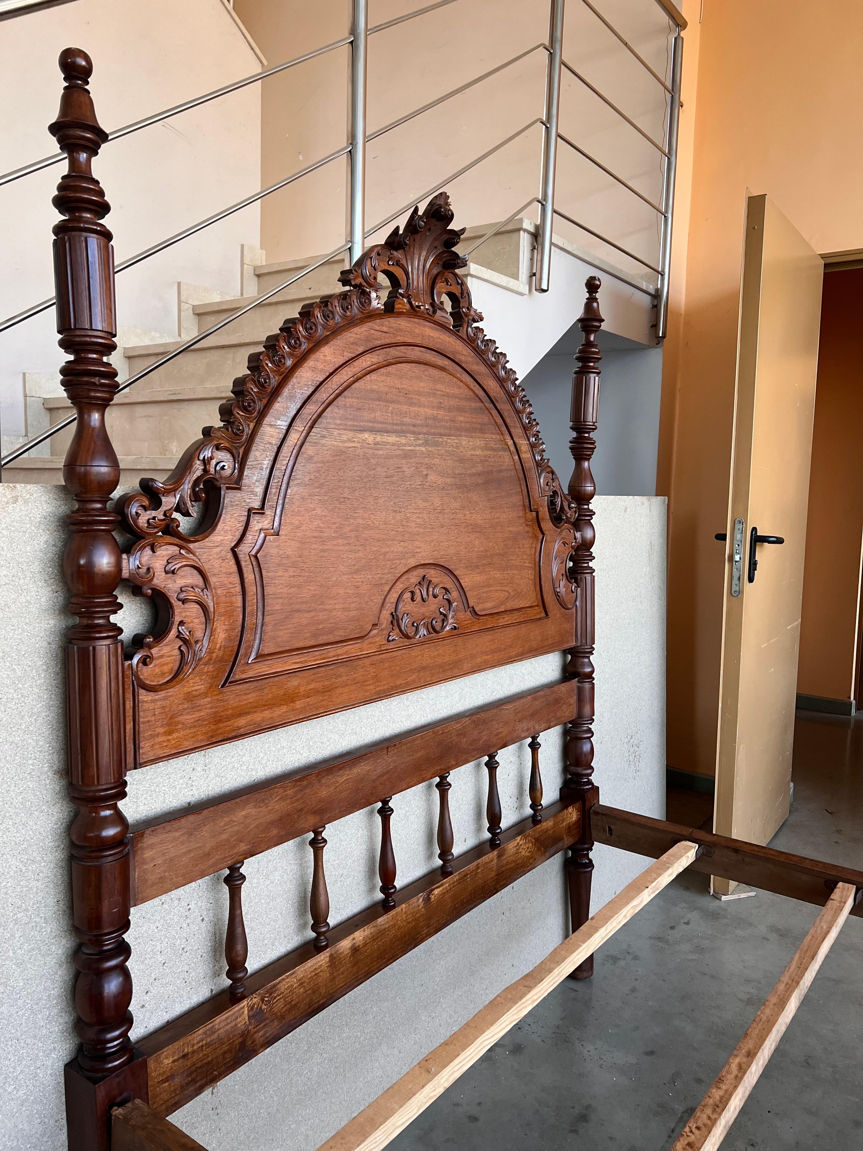 20th Century Full Bed, Original Four Fluted Poster Spanish Bed with Wood Slabs In Good Condition For Sale In Miami, FL