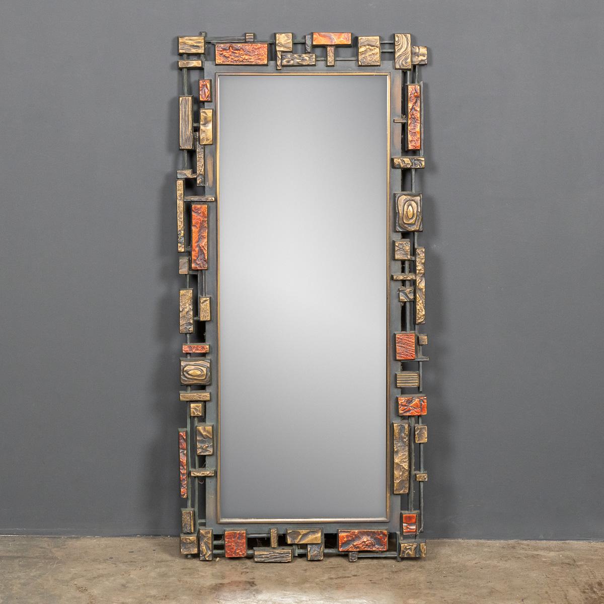 Striking mid 20th Century Brutalist mirror made by the Syracuse Ornamental Company. Founded in Syracuse, New York in the 1890 by Adolf Holstein they specialised in decorative wood carvings for the domestic market.

Condition
In Great Condition -