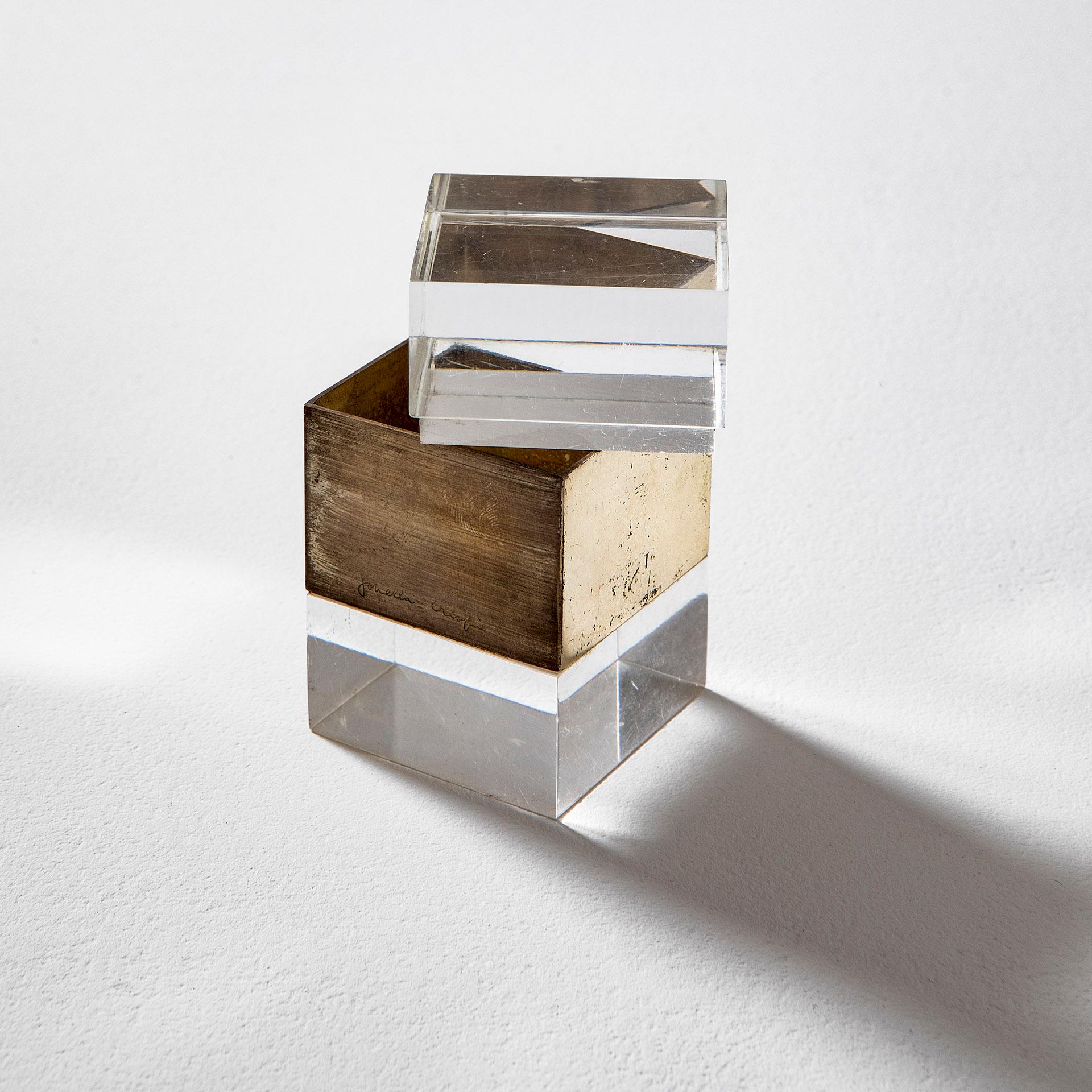Dekorative Schachtel, entworfen in den 70er Jahren von Gabriella Crespi. Die Box ist aus Plexiglas und Messing, auf dem Messing ist die Unterschrift des Autors vorhanden.
Guter Zustand, Patina der Zeit. Ideal auch für Schmuck, für den Schreibtisch