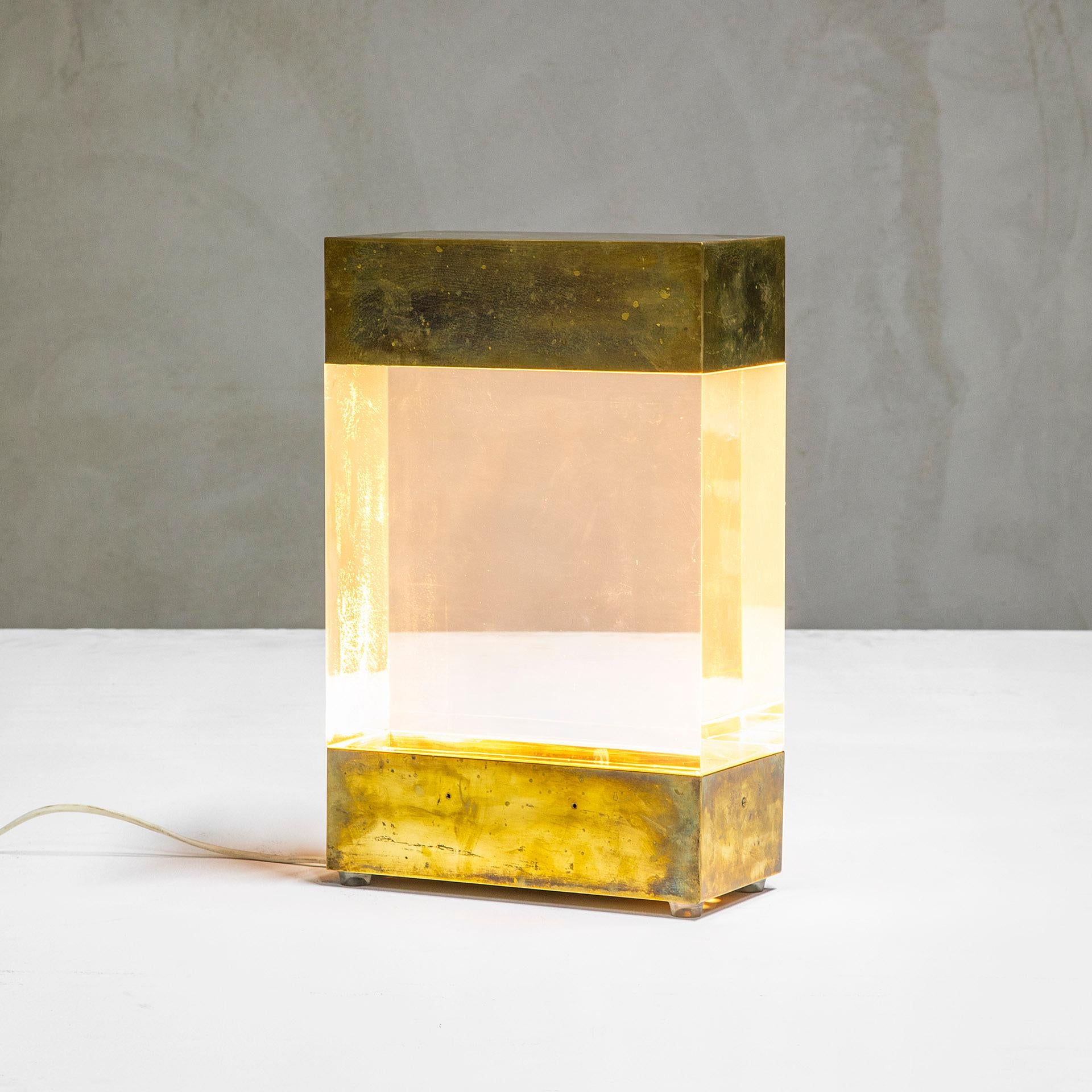 Mid-Century Modern Lampe de bureau Gabriella Crespi du 20e siècle en laiton et plexiglas, années 70 en vente
