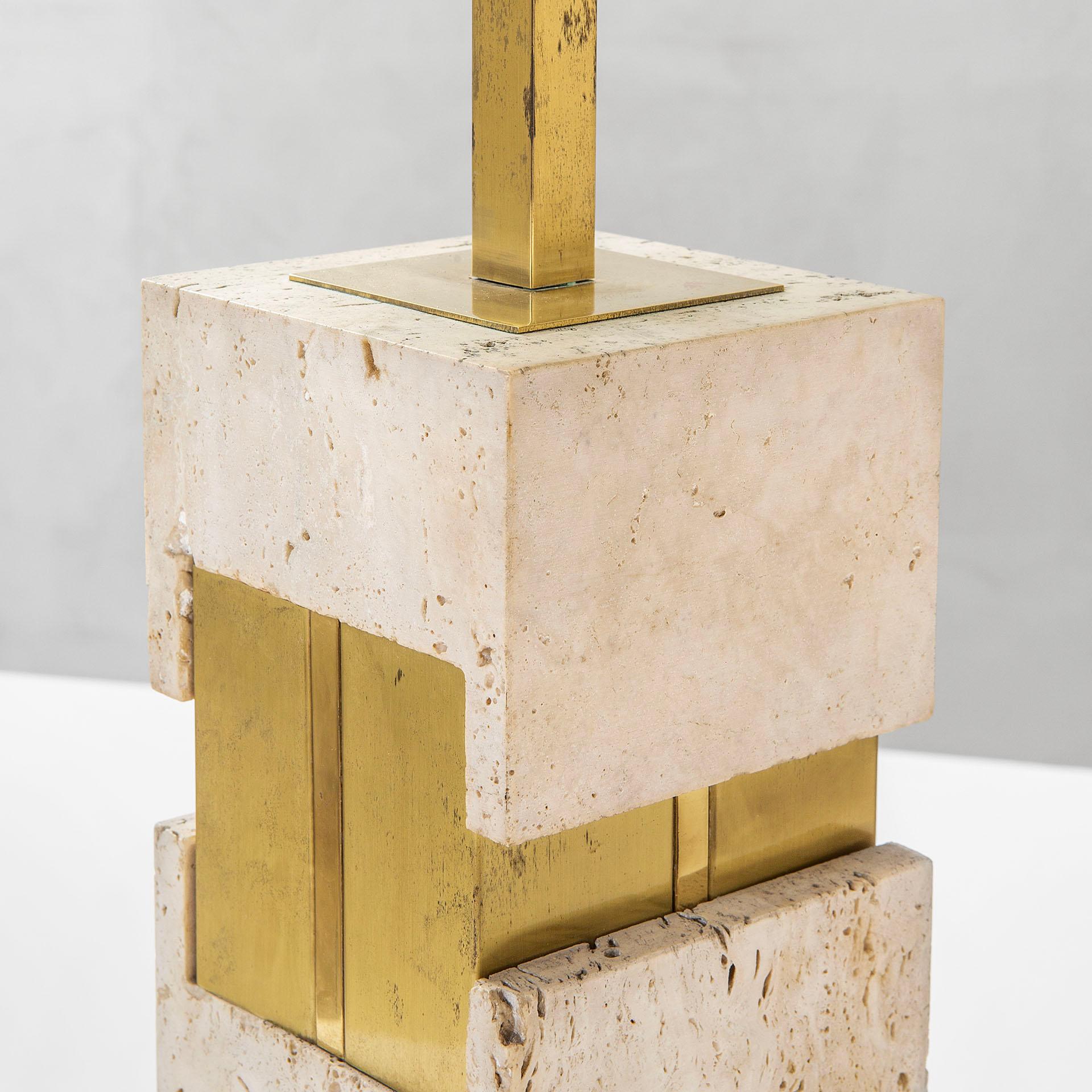 italien Lampe de table Gaetano Sciolari du 20e siècle en travertin, laiton et métal, années 70 en vente