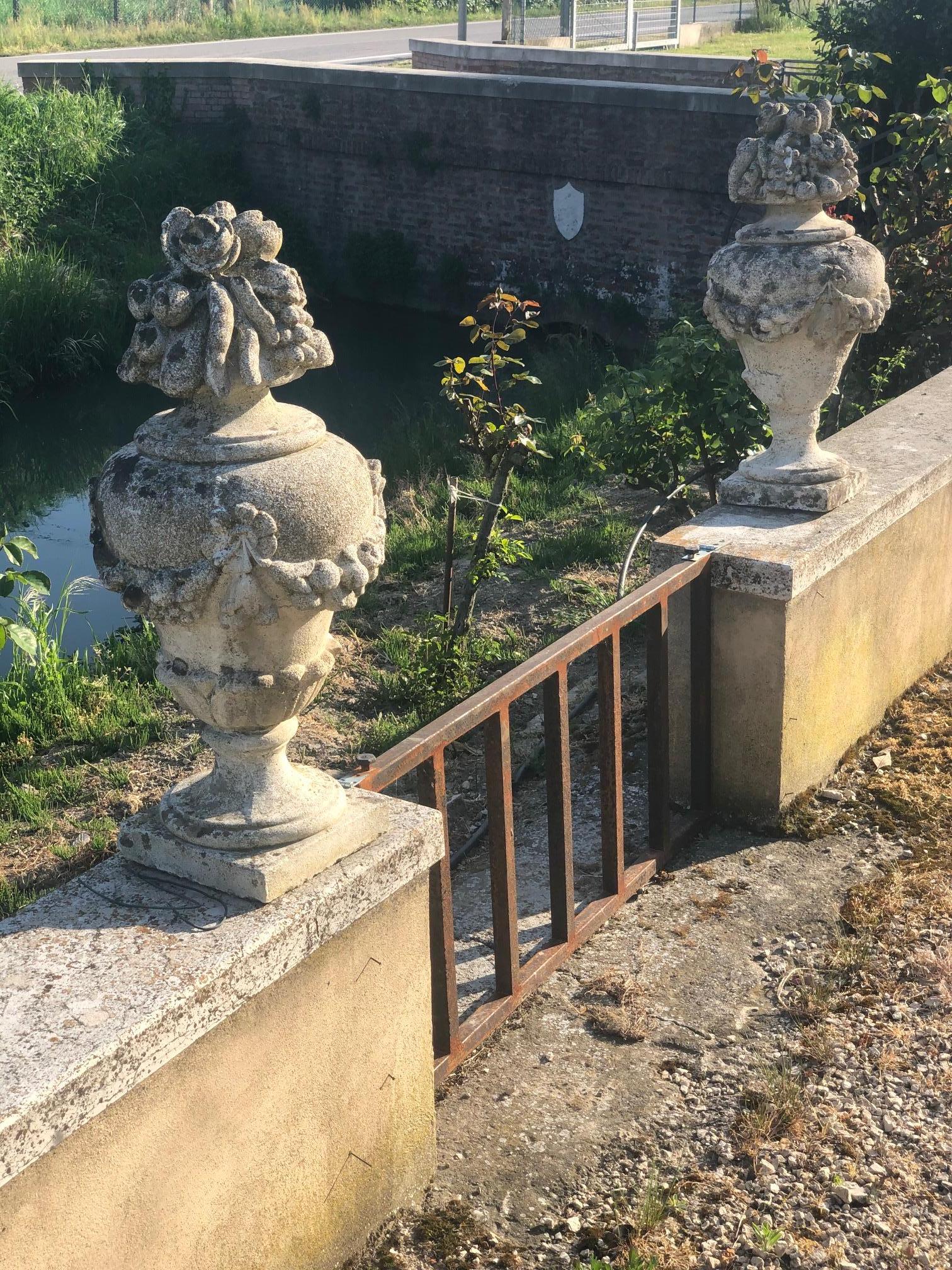 Splendid pair of reconstructed stone vases, very particular for the slender shape and with garlands that adorn it.
We have 2 pairs available, so 4 pieces. They come from an important residence in Veneto.
Also suitable as capitals to put over the