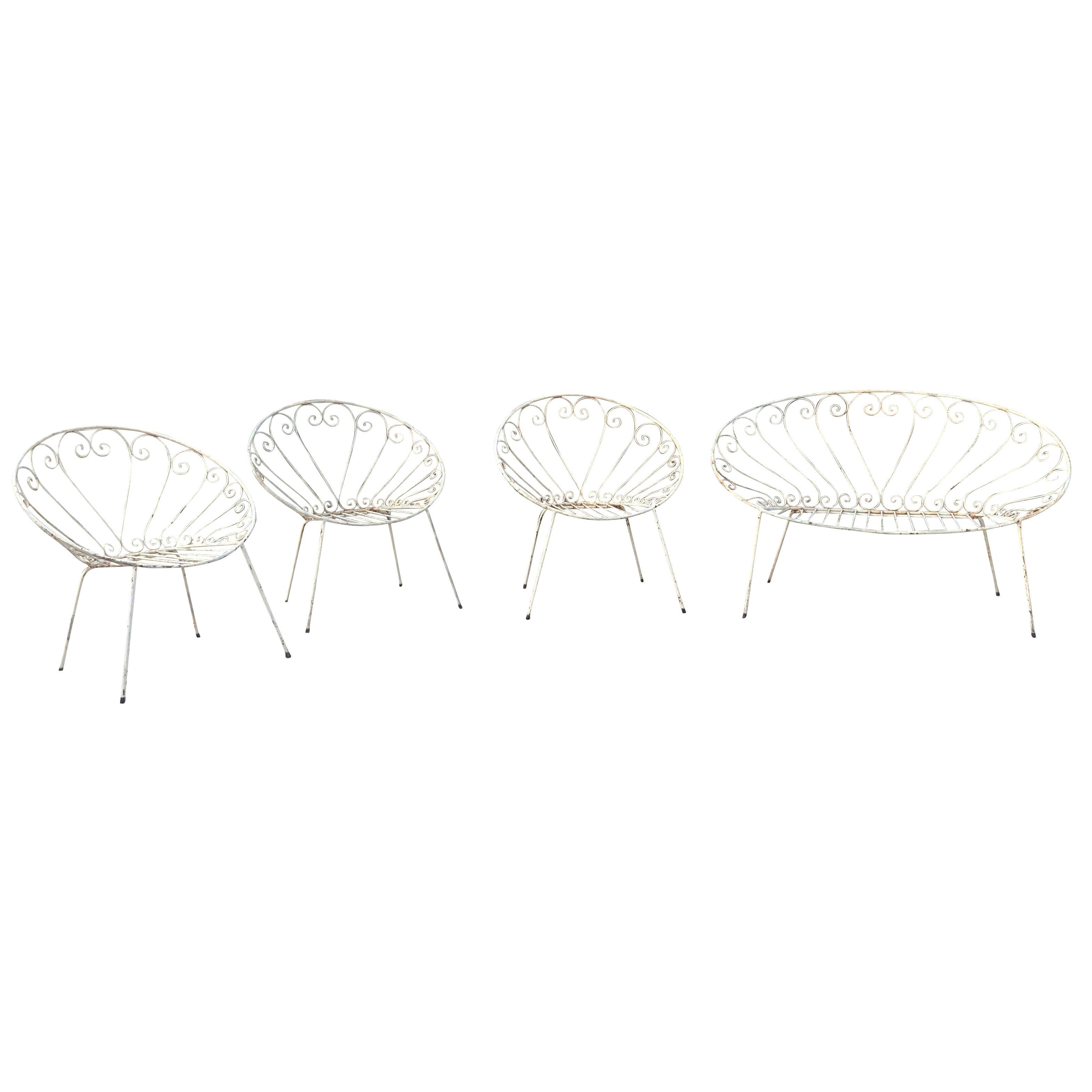 Mid-Century Modern, eine Reihe von weißen Vintage-Metall-Gartenmöbeln, bestehend aus einer zweisitzigen Bank und drei Stühlen. Wird Stanislaus Karasek und Co. zugeschrieben. Dieses Vintage-Set wurde aus weiß lackiertem Metall hergestellt. In gutem