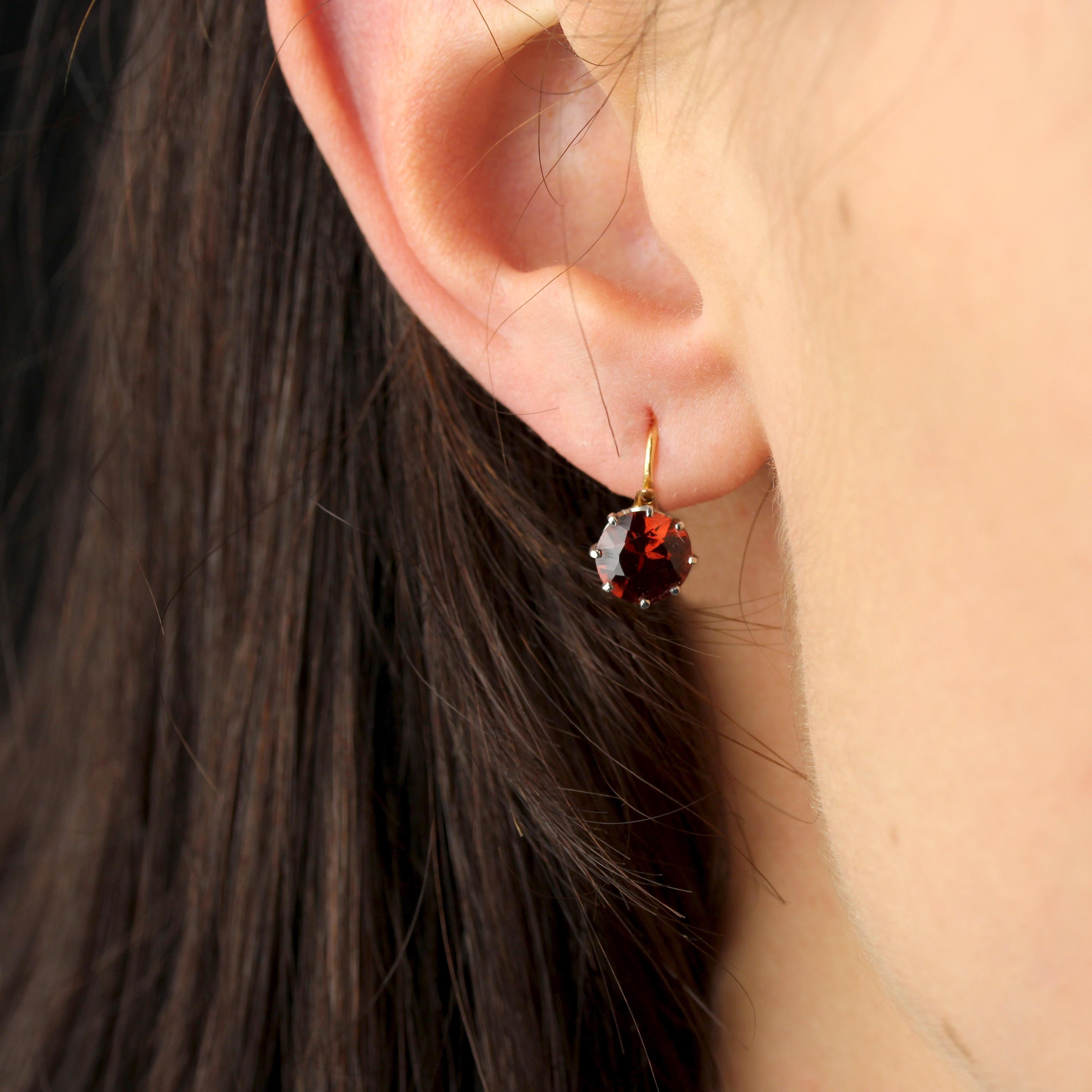 20th Century Garnet 18 Karat Rose Platinum Gold Lever- Back Earrings For Sale 1