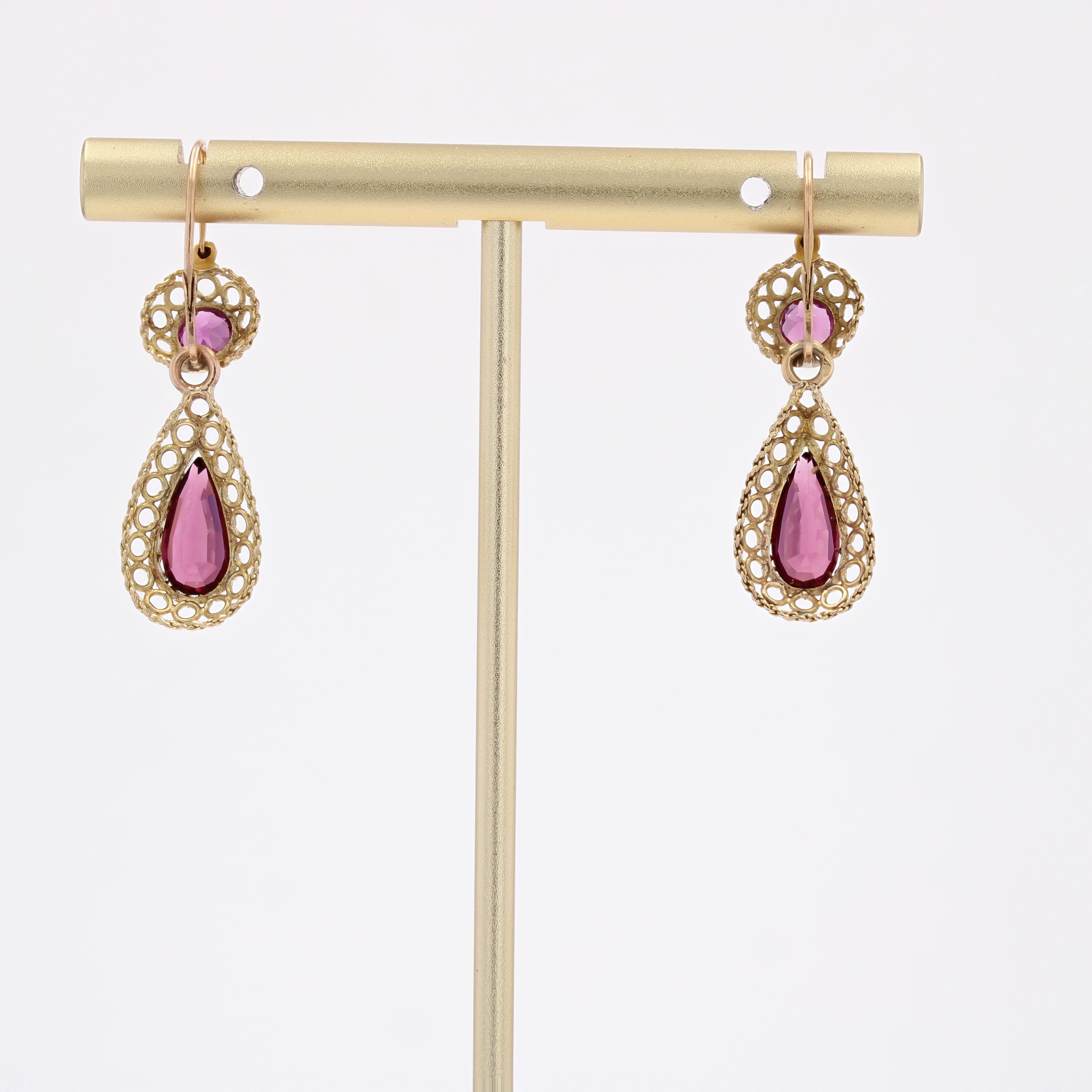 Orecchini a pendente in oro giallo 18 carati con granato del XX secolo in vendita 8