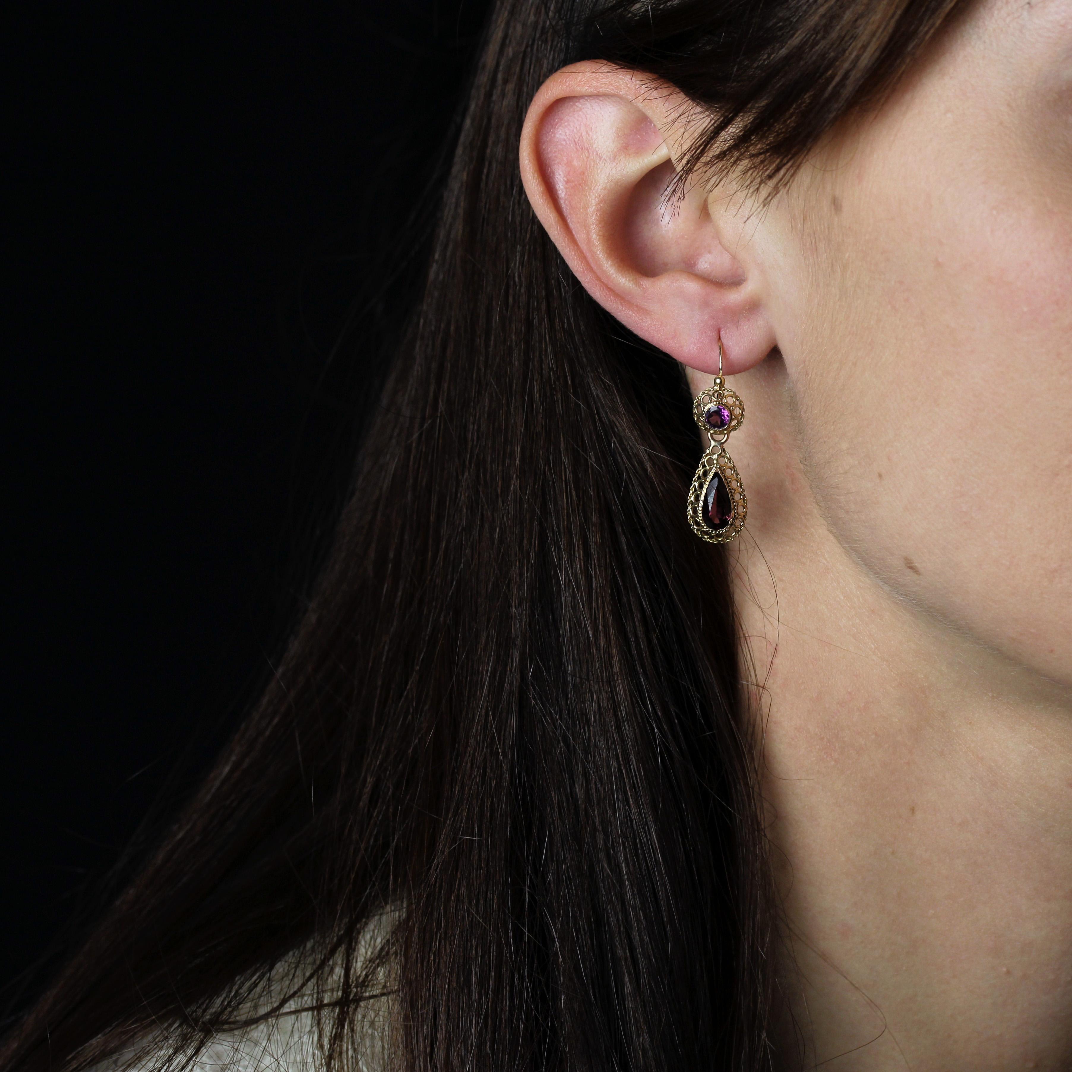 Per le orecchie forate.
Orecchini in oro giallo 18 carati.
Ogni orecchino antico è squisitamente lavorato, con un cerchio rotondo traforato ornato da cerchi d'oro e orlato da una piccola Corde con un granato rotondo incastonato al centro. La