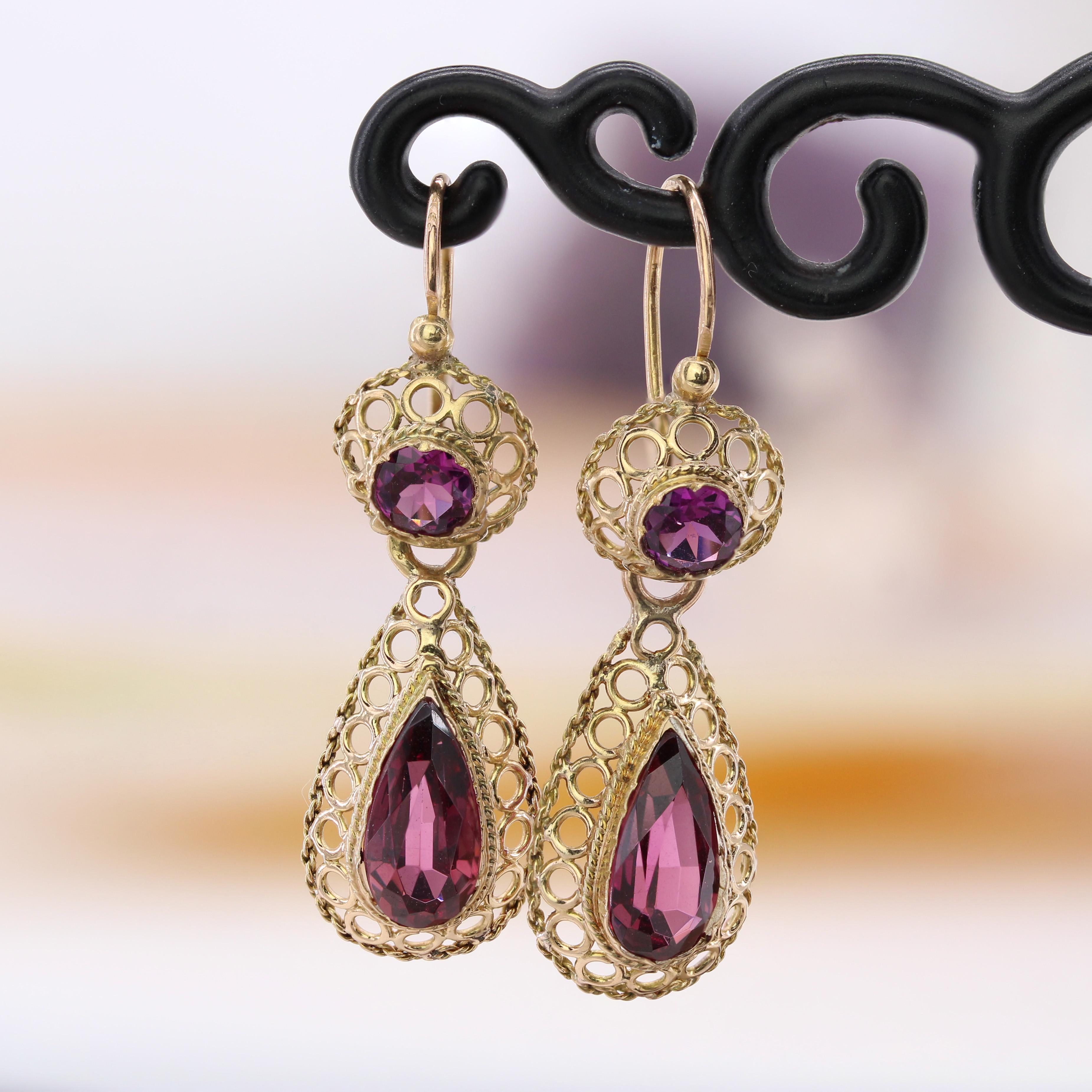 Donna Orecchini a pendente in oro giallo 18 carati con granato del XX secolo in vendita