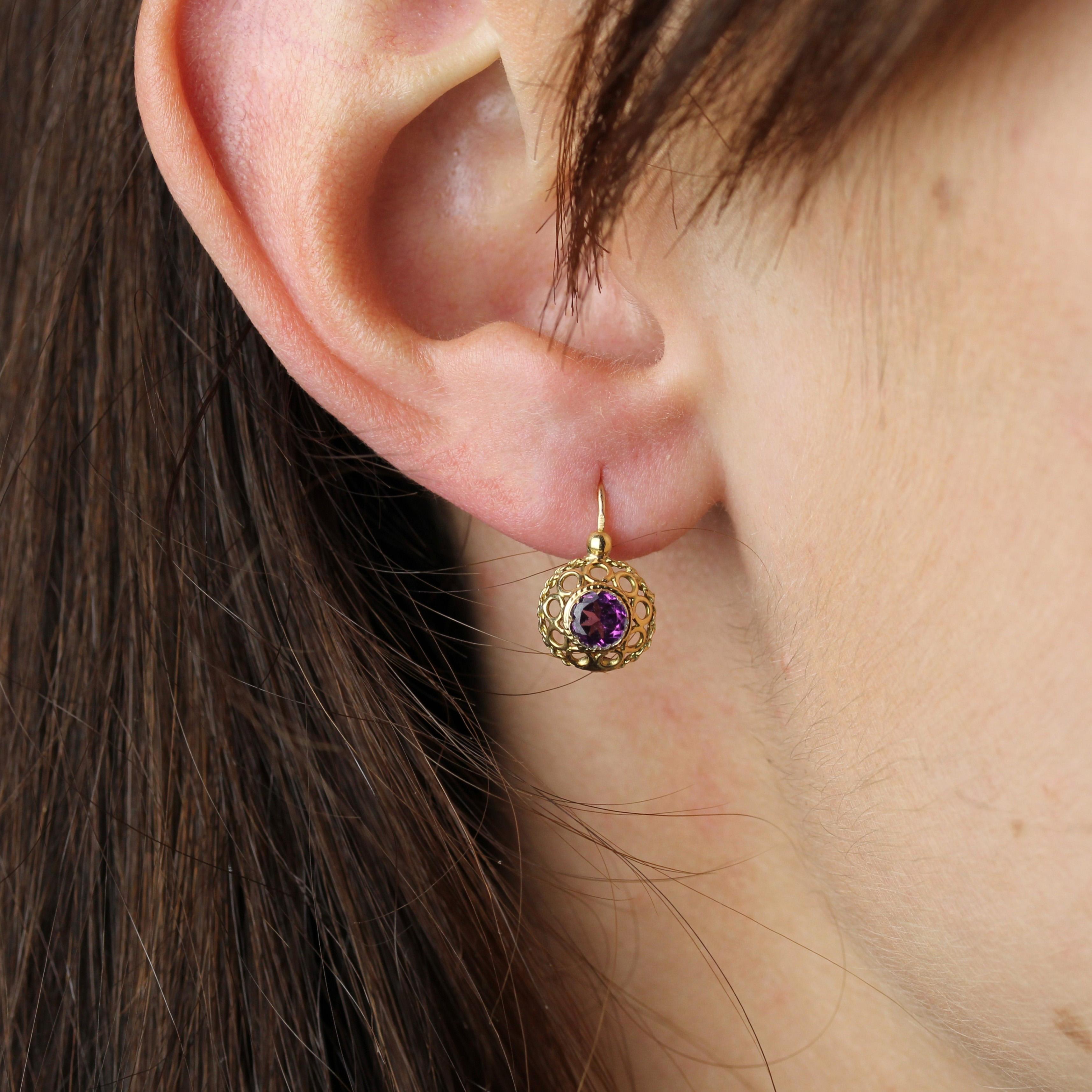 Orecchini a pendente in oro giallo 18 carati con granato del XX secolo in vendita 1