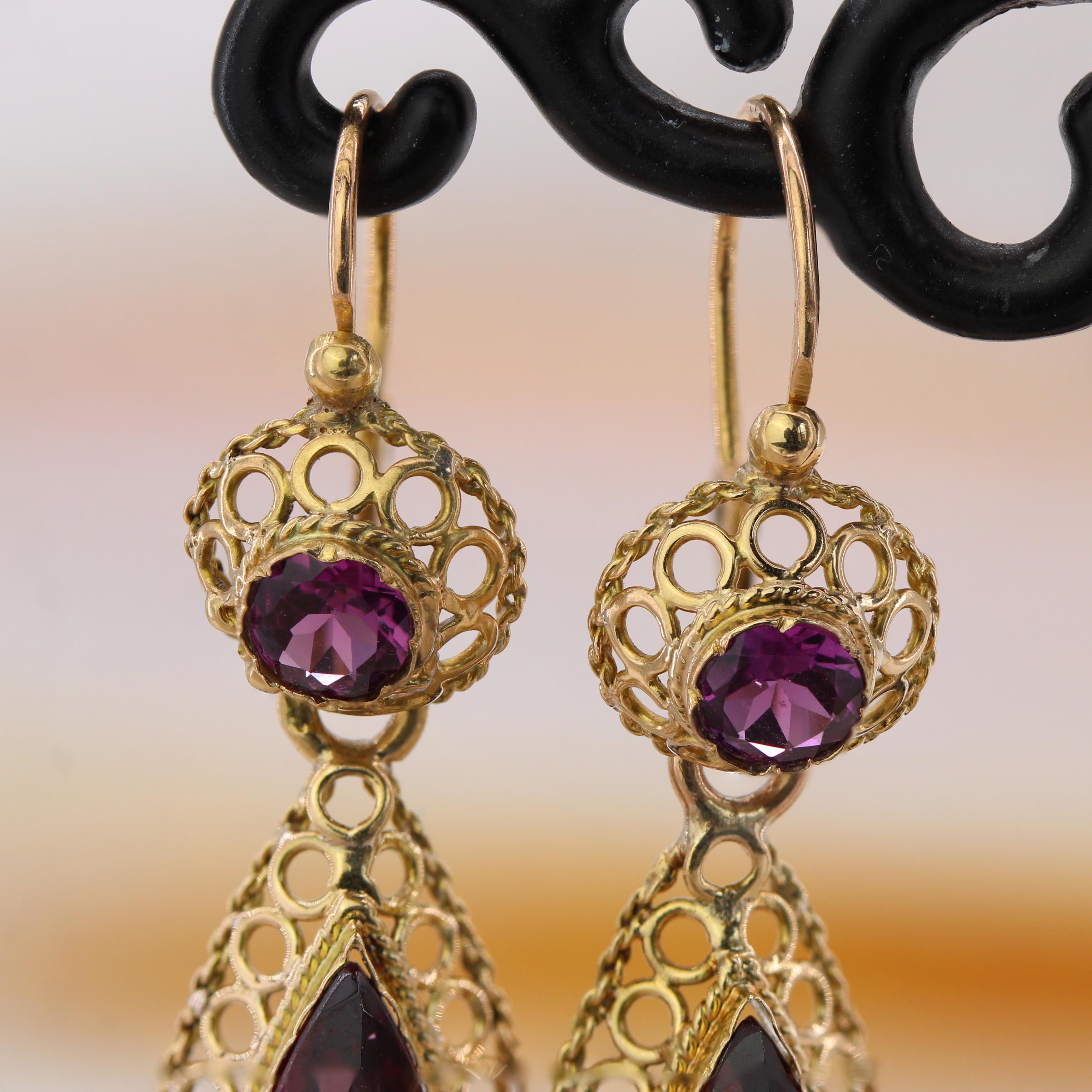 Orecchini a pendente in oro giallo 18 carati con granato del XX secolo in vendita 3