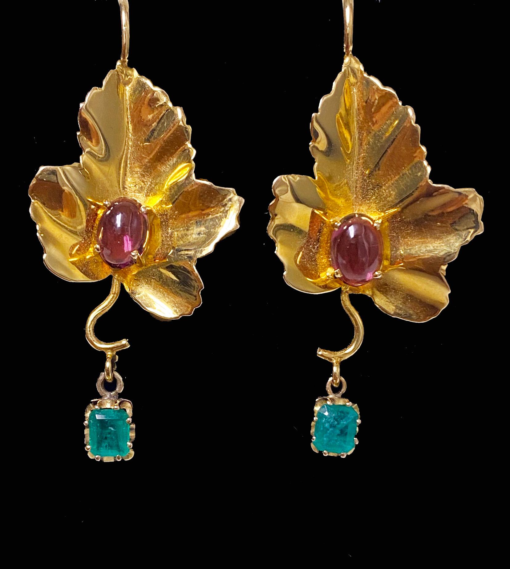 20th Century Garnet Emerald Gold Drop Earrings In Good Condition For Sale In Toronto, ON