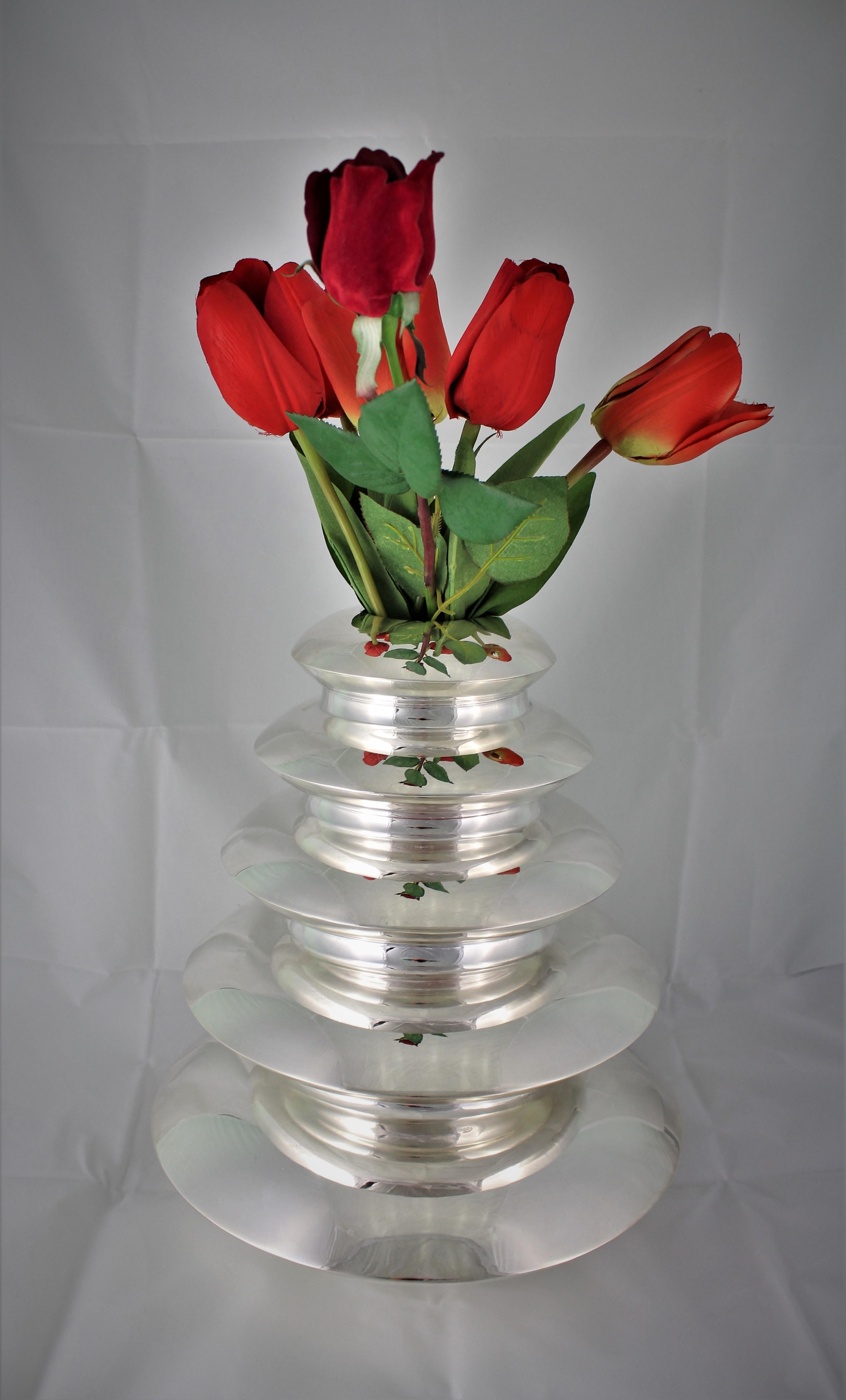 Wonderful geometrical Art Deco silver 800/1000 flower vase Italian made circa 1930s

Design typical of art deco period, family owned in Florence since 1930s.

Height: 34 cm

Diameter at the base 32 cm

Diameter at the top 13 cm.