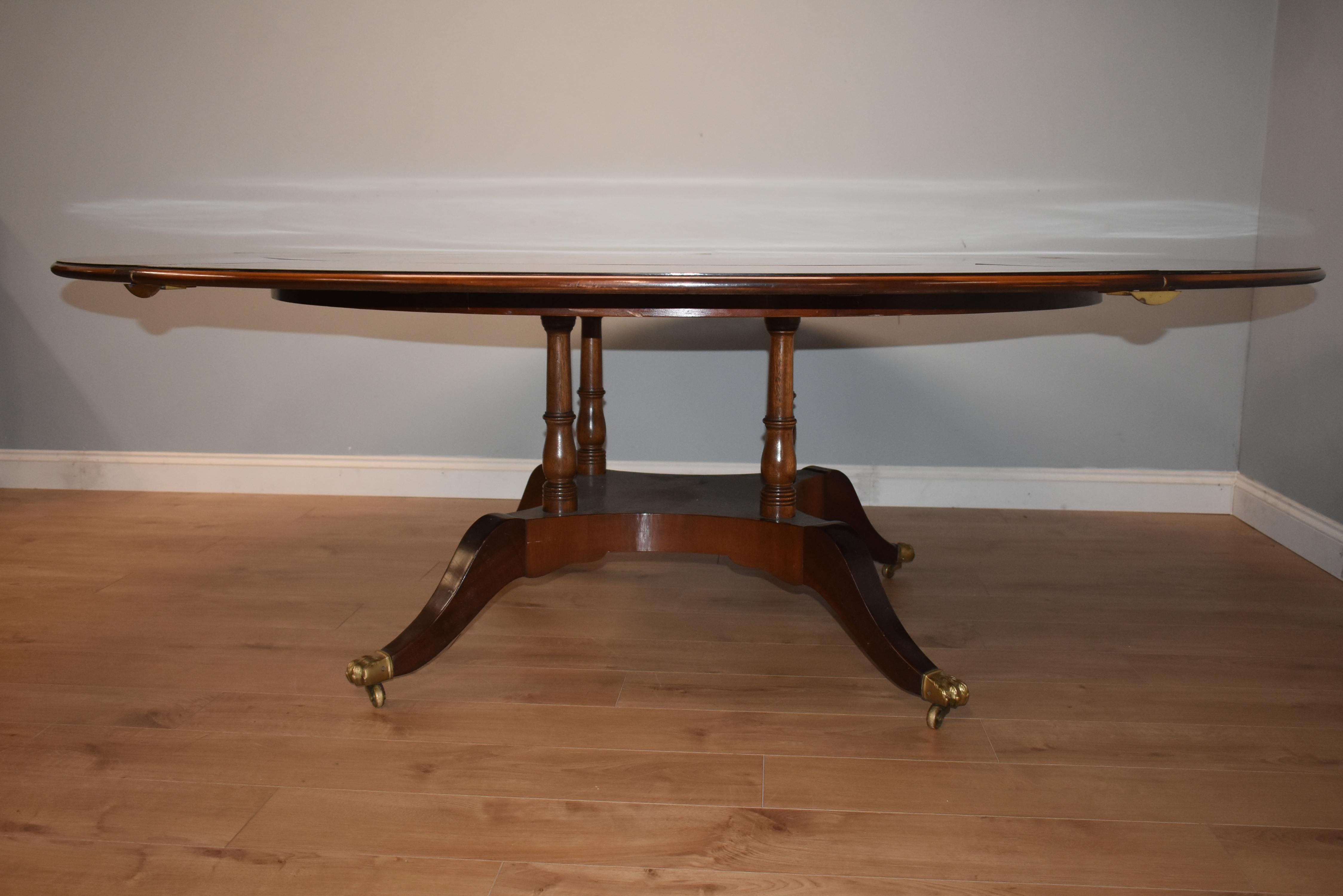 20th Century George III Style Flame Mahogany 12 Seat Jupe Table In Excellent Condition In Chelmsford, Essex