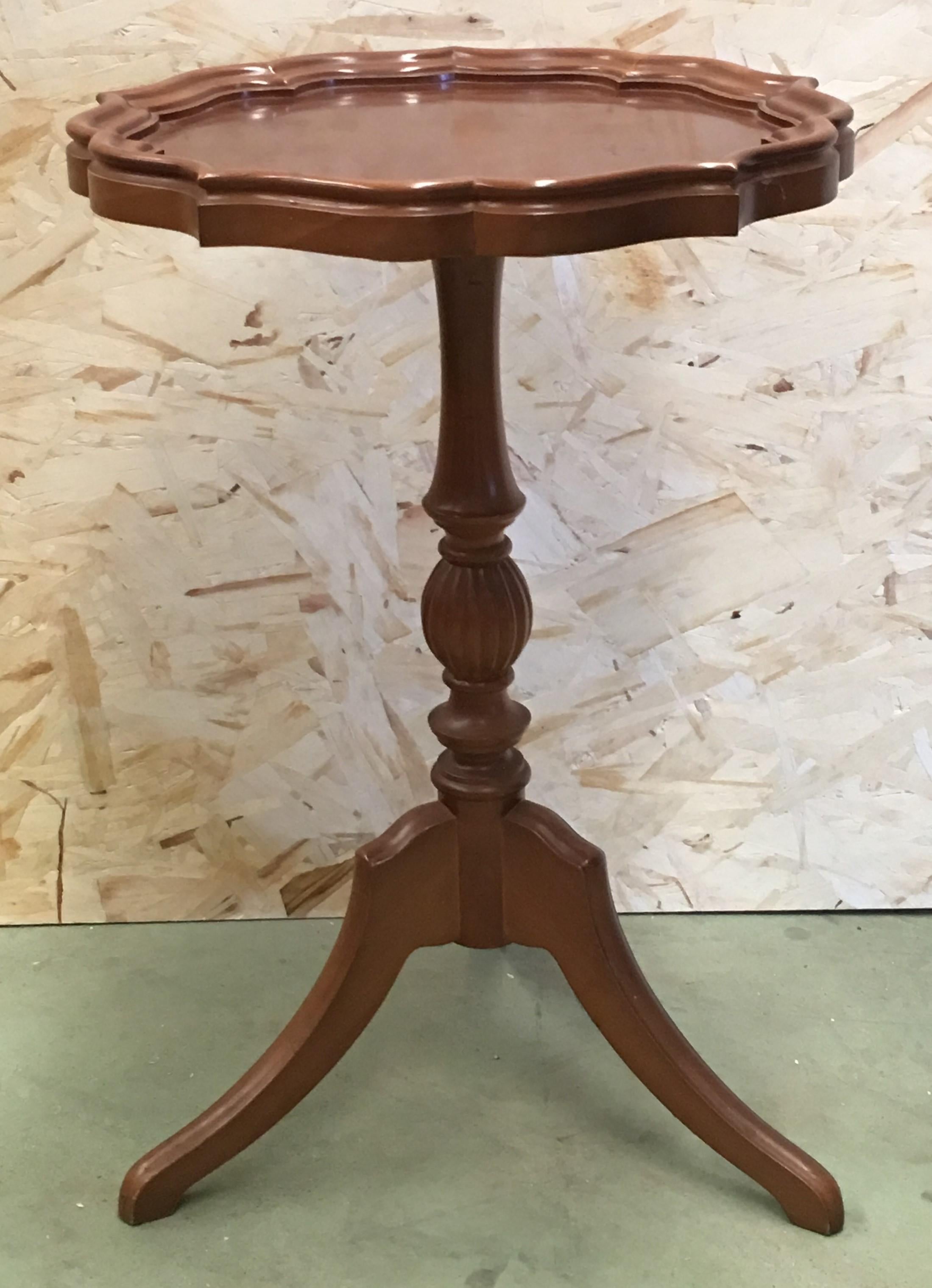 George III oak piecrust wine table with a carved swirl urn form column pedestal on cabriole legs and pad feet.