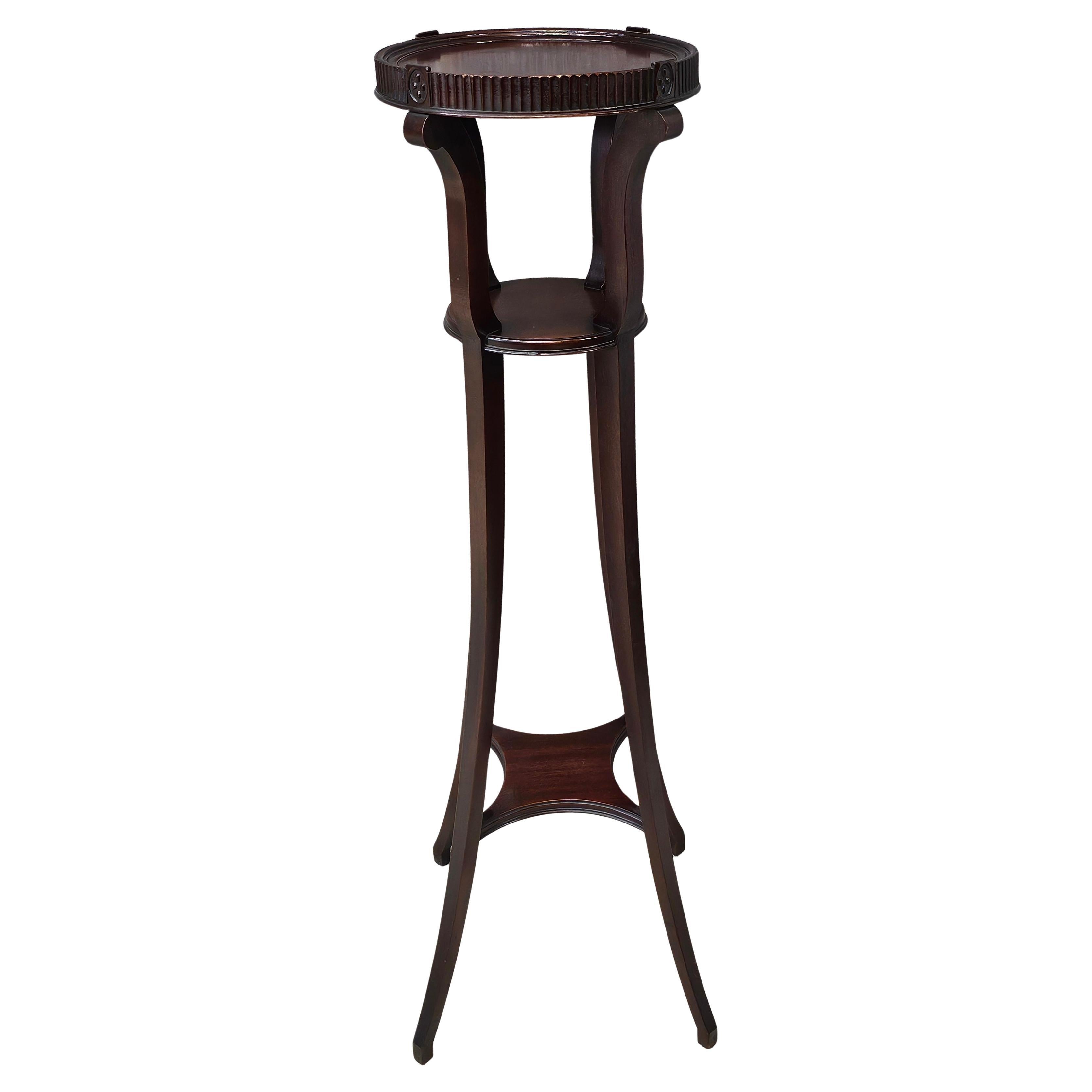 Ein spätes 20. Jahrhundert George III Stil Dreistöckige massivem Mahagoni Sockel Fern Stand Plant Stand.
14