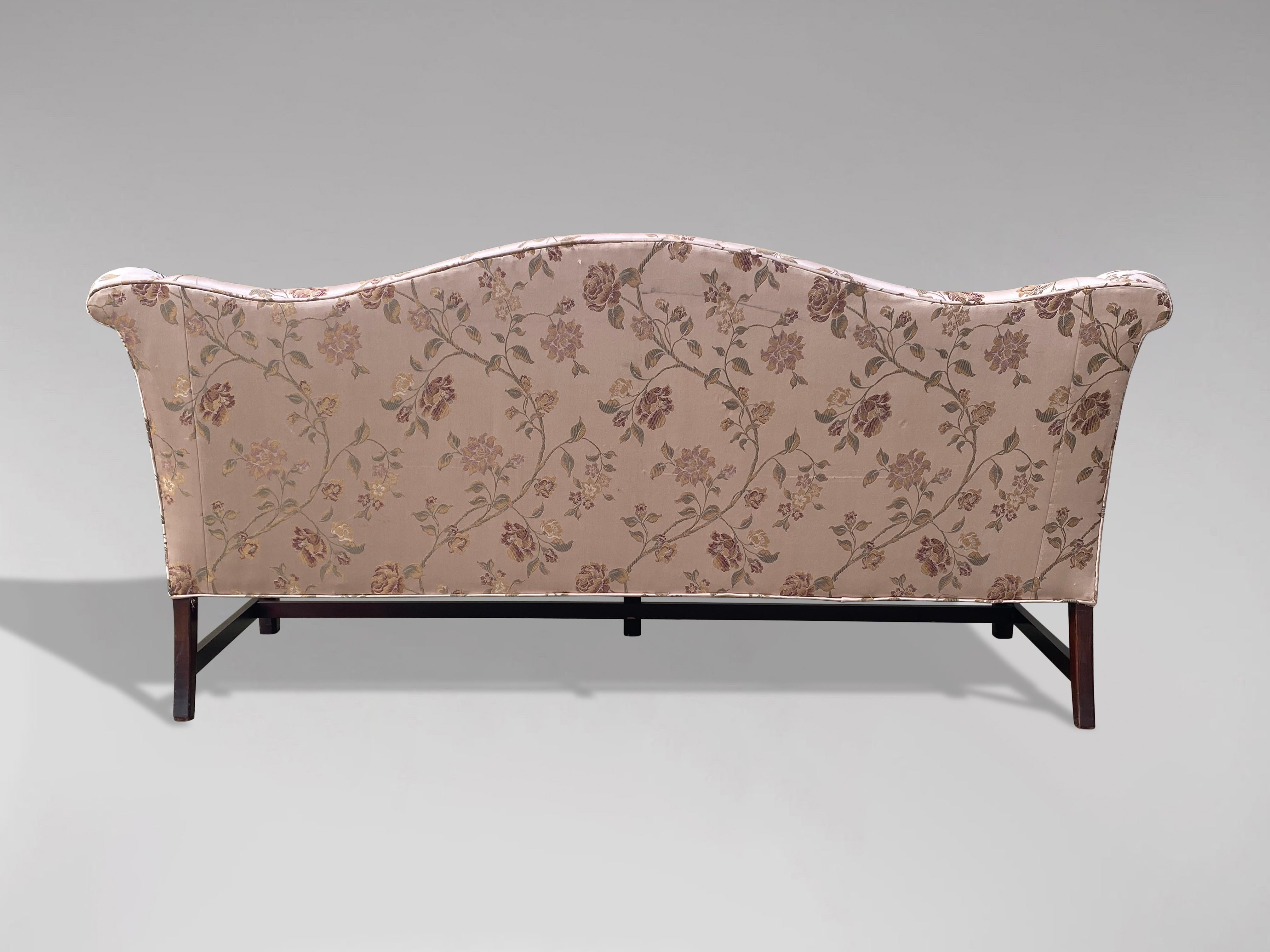 Gepolstertes Humpback-Sofa im George-III-Stil des 20. Jahrhunderts (Handgefertigt) im Angebot