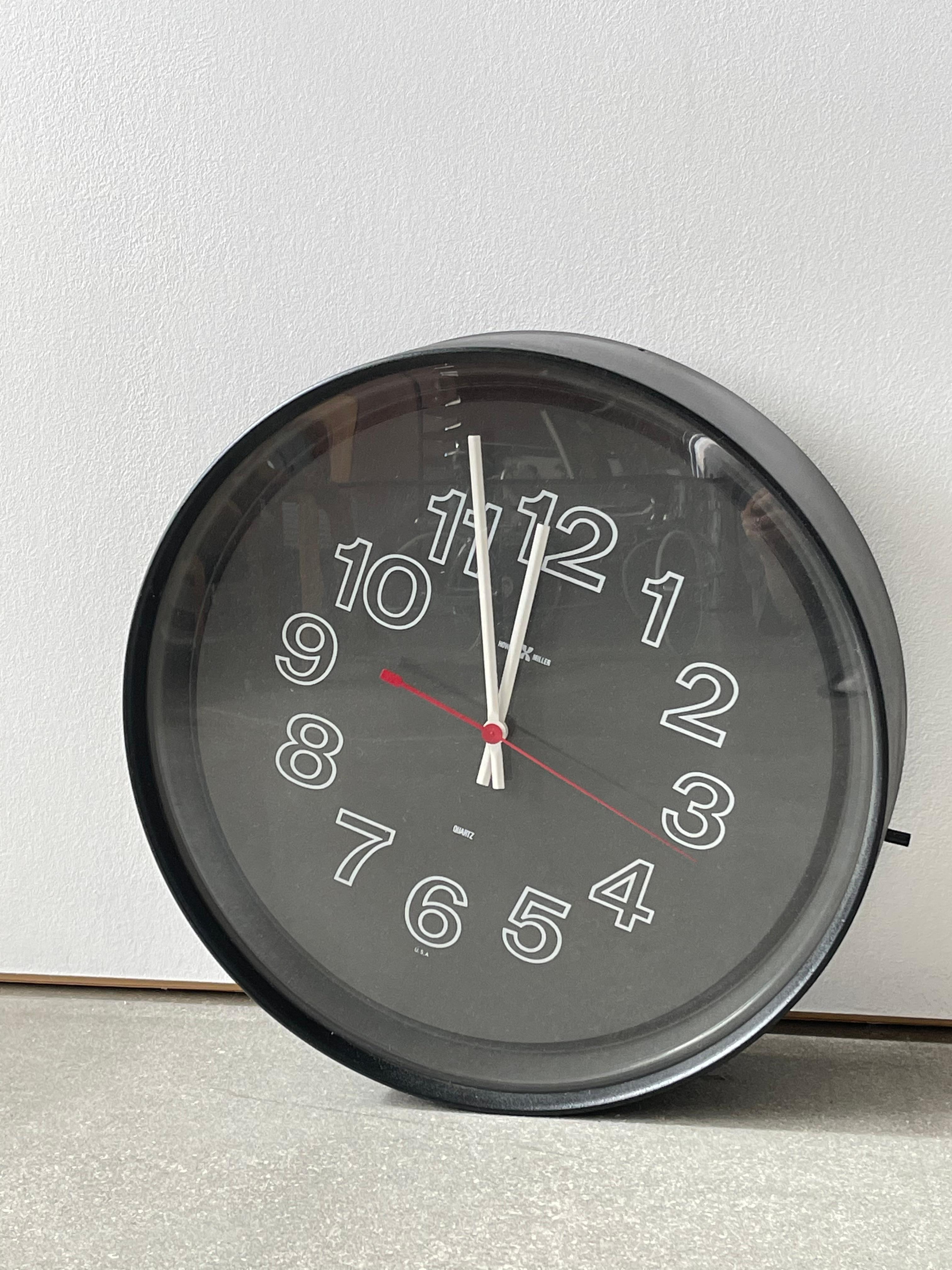 20th Century Large George Nelson & Associates for Howard Miller Clock Co. wall clock, model 629-035 Zeeland, Michigan, 1970s enameled steel body with a glass lens. Perfect for hanging or displaying upright. Works perfectly with continuous arms