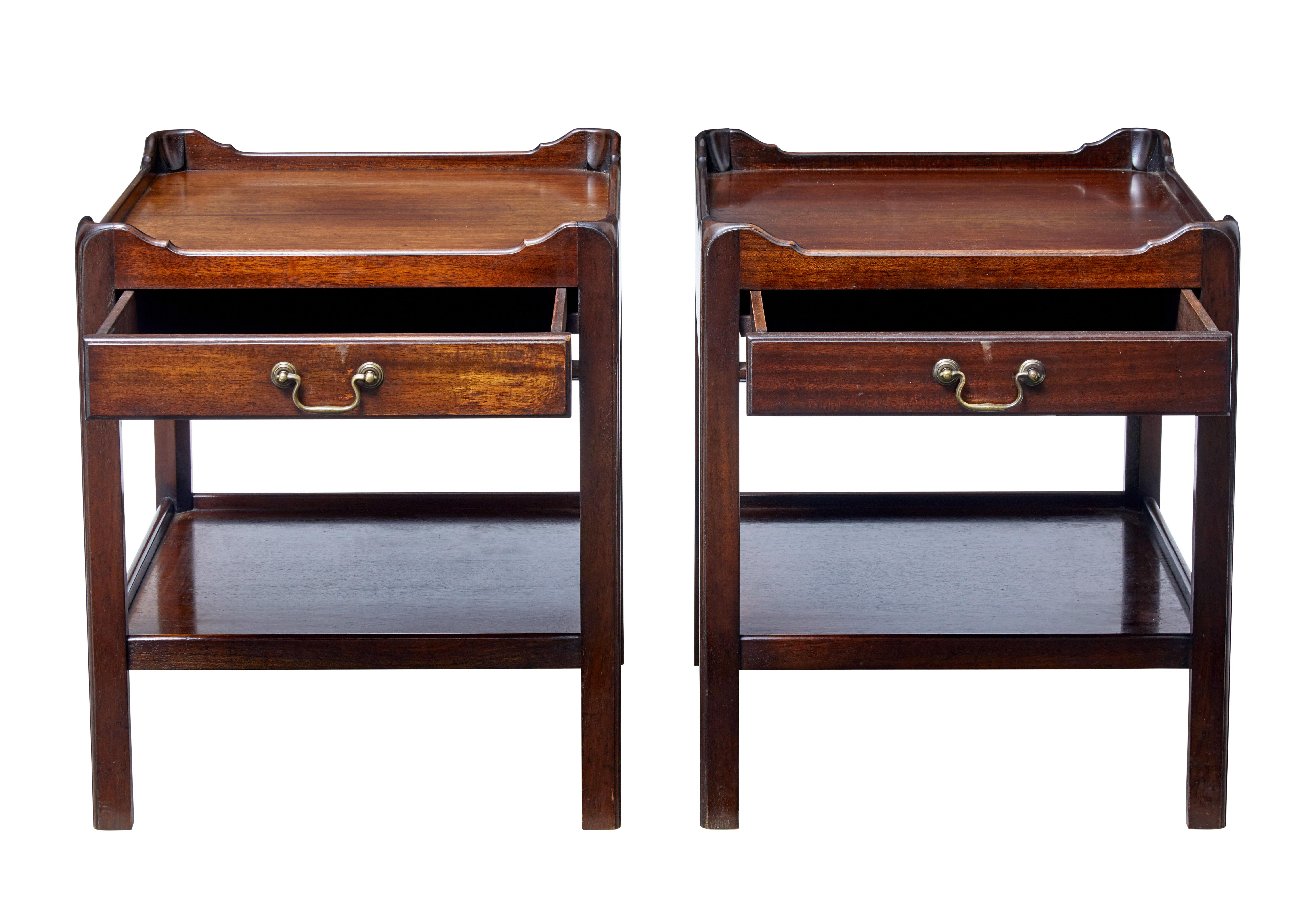 Fine pair of English made bedside tables, circa 1970.

Gallery top with single drawer in the front below which a shelf between the legs.

Rich mahogany color.

Slight variation in color between the two pieces.