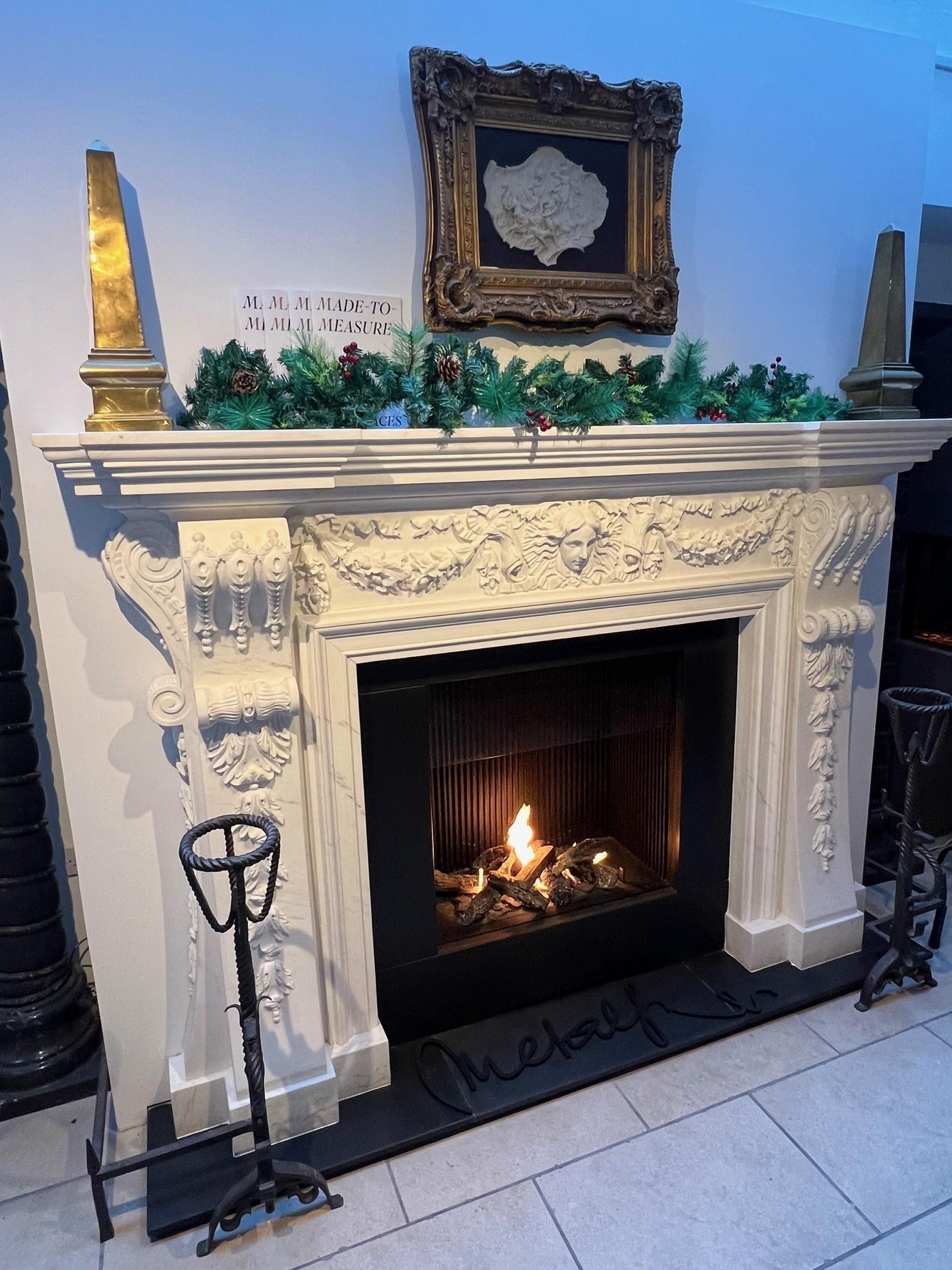 Repisa de chimenea inglesa de mármol tallado a mano, estilo siglo XVIII
Una chimenea realmente hermosa que fue tallada bajo licencia del Patrimonio Inglés en la casa Marble Hill de Chiswick, Londres. 
Esta gran e imponente chimenea se basa en un