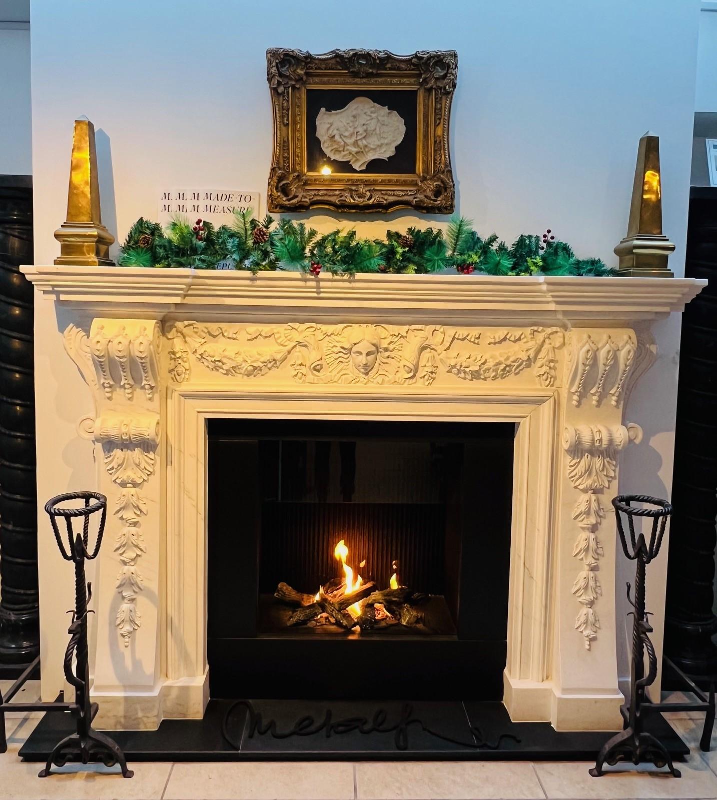 Repisa de chimenea inglesa de mármol tallado a mano, estilo siglo XVIII Europeo en venta