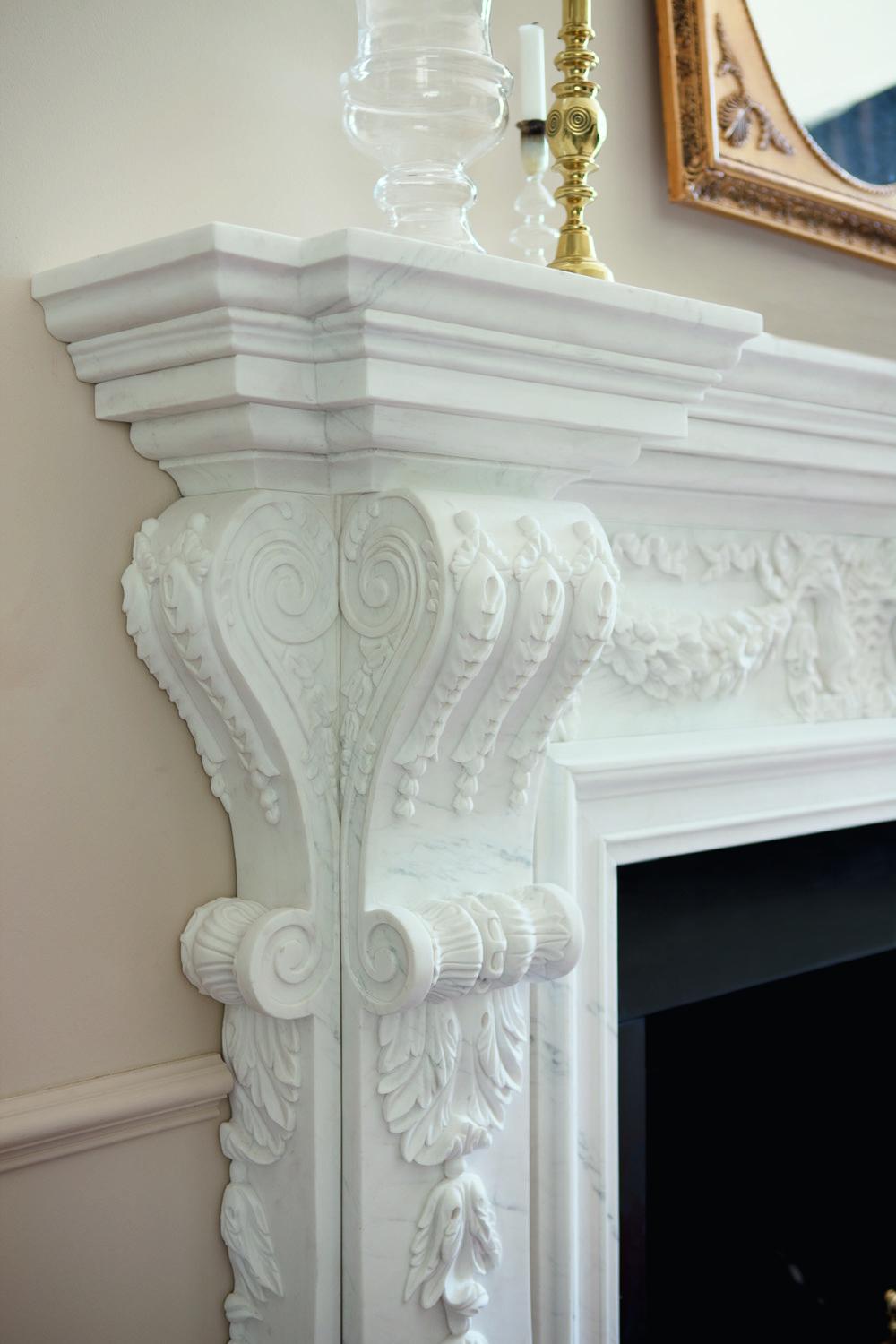 Repisa de chimenea inglesa de mármol tallado a mano, estilo siglo XVIII en venta 1