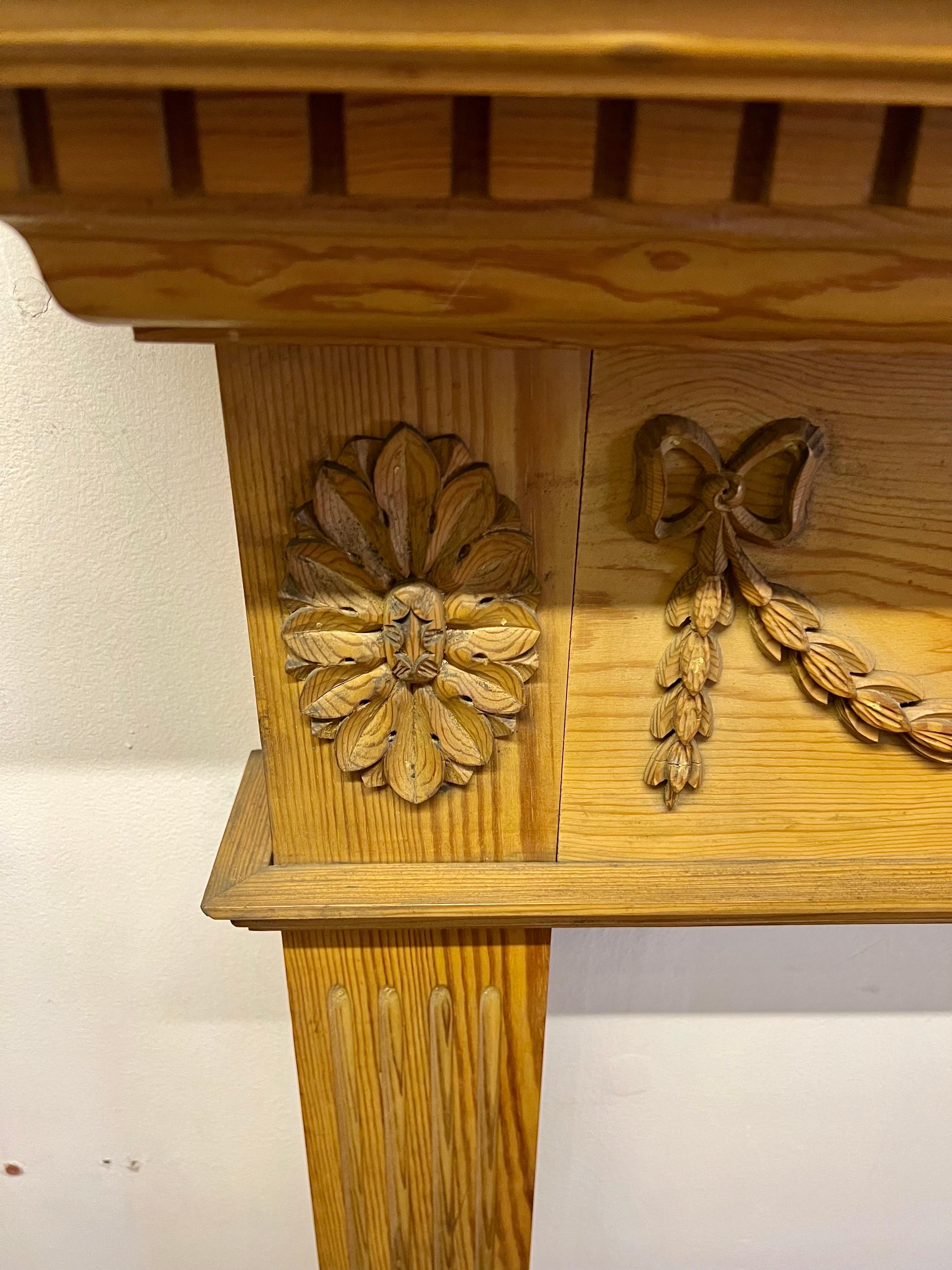 20th Century Georgian style Hand-carved Pine Mantelpiece Fireplace surround. 
A fine mid-Georgian design in the 'William Kent' style with a carved shell flanked by husk swags and fluted jambs.
Recently salvaged from an English Town House.