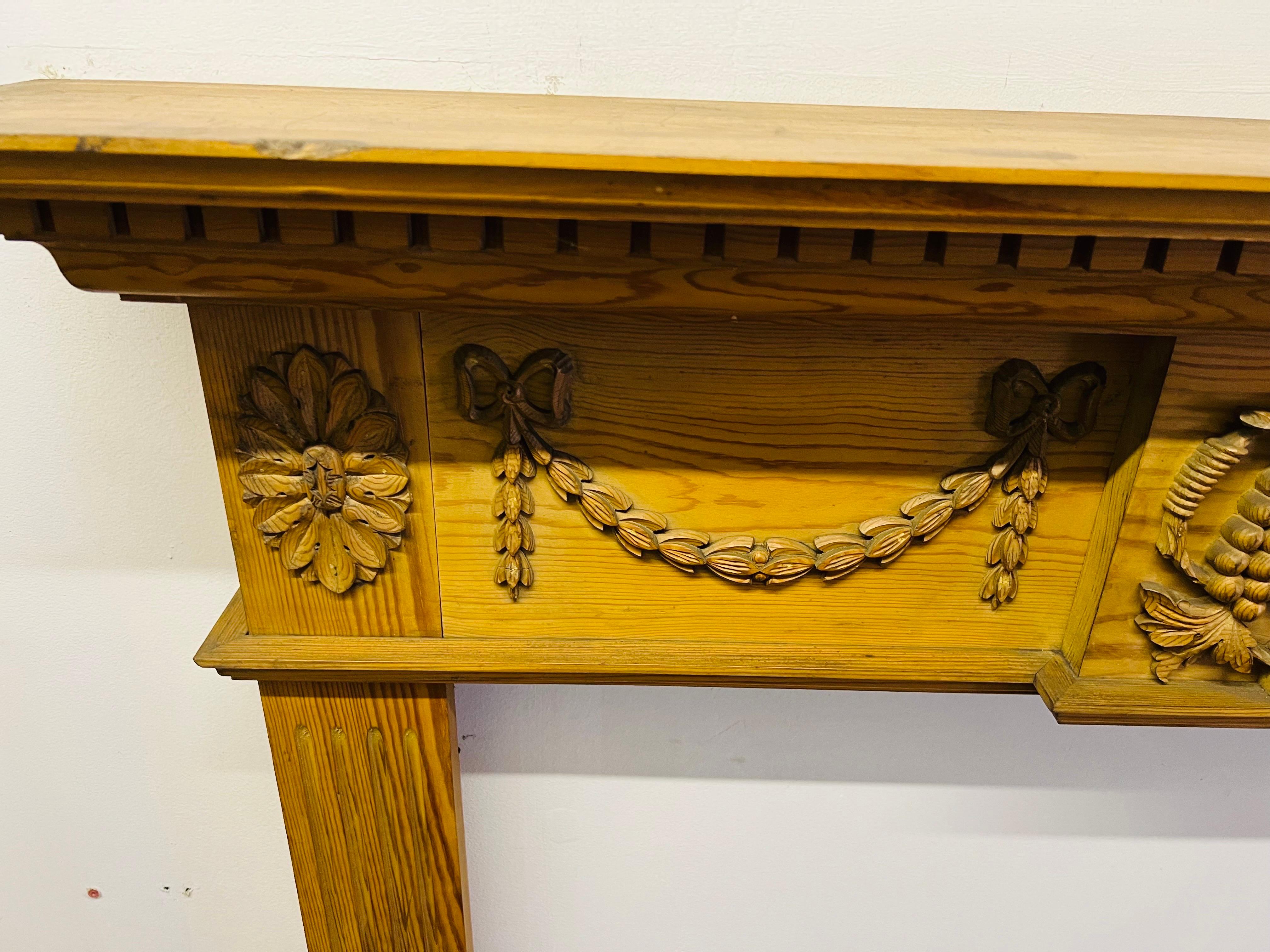 20th Century Georgian Style Hand-Carved Pine Mantelpiece Fireplace Surround For Sale 2