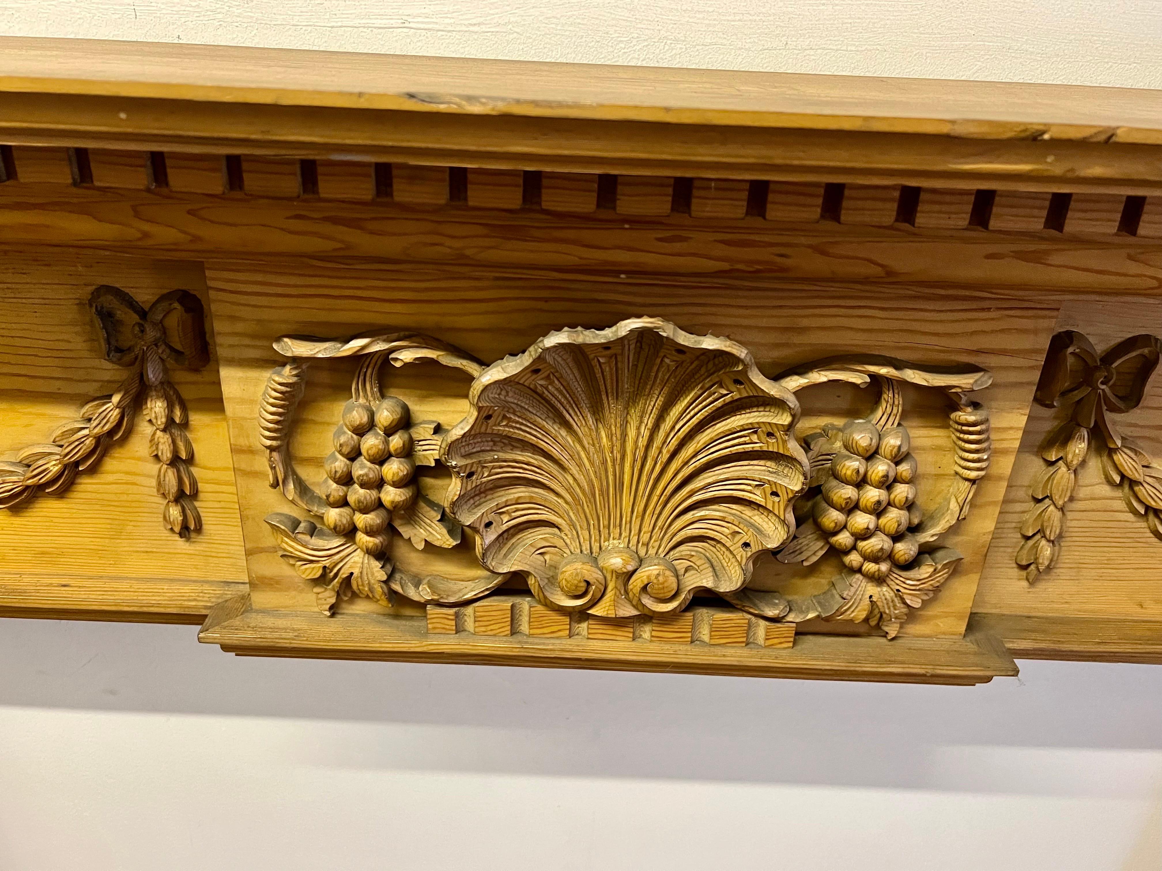 20th Century Georgian Style Hand-Carved Pine Mantelpiece Fireplace Surround For Sale 3