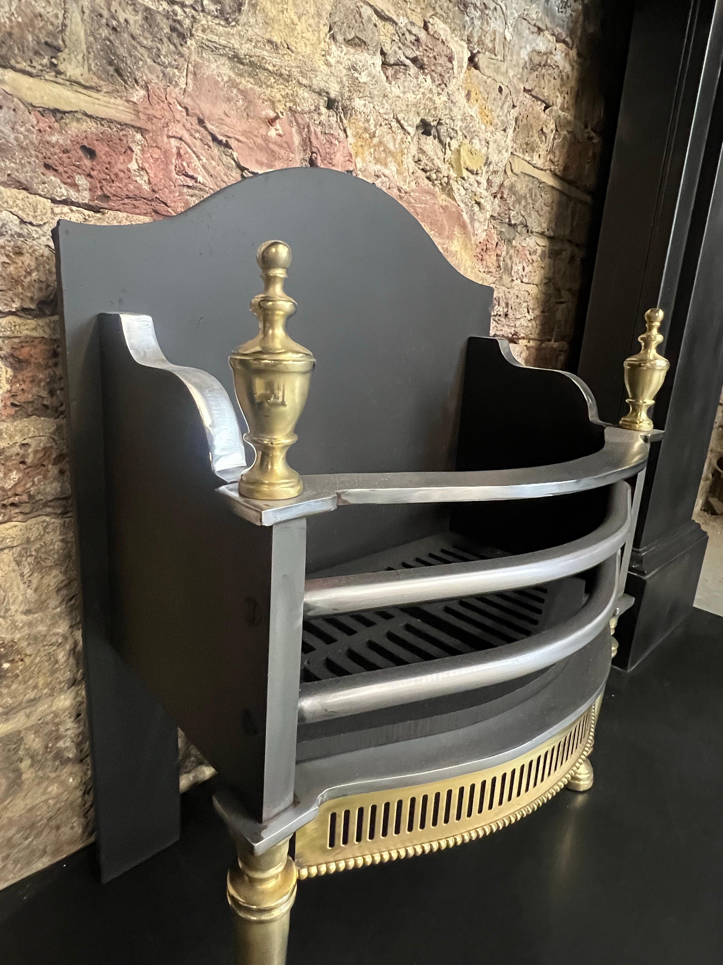 20th Century Georgian Style Iron & Brass Fireplace Basket Grate In Good Condition For Sale In London, GB