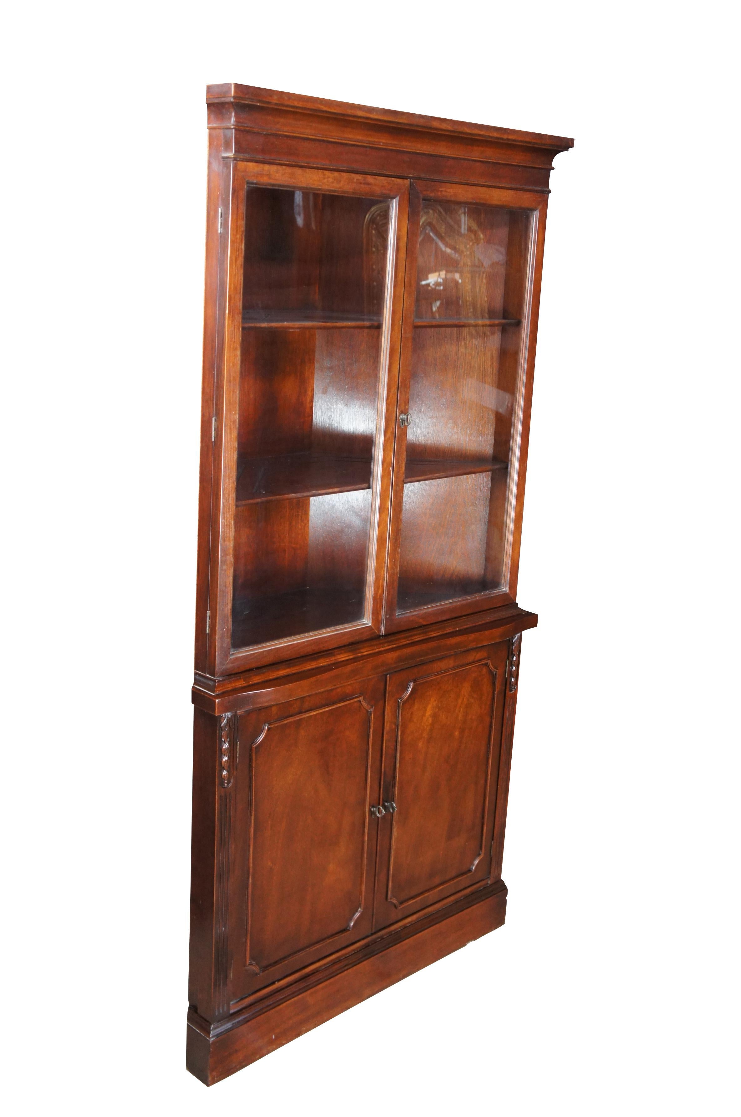 Armadio angolare tradizionale con vetro, anni '40 circa.  Presenta una cassa in mogano con due porte coperte di vetro lungo la parte anteriore.  Il mobile si apre su due ripiani con scanalature per piatti lungo la parte superiore e un mobile