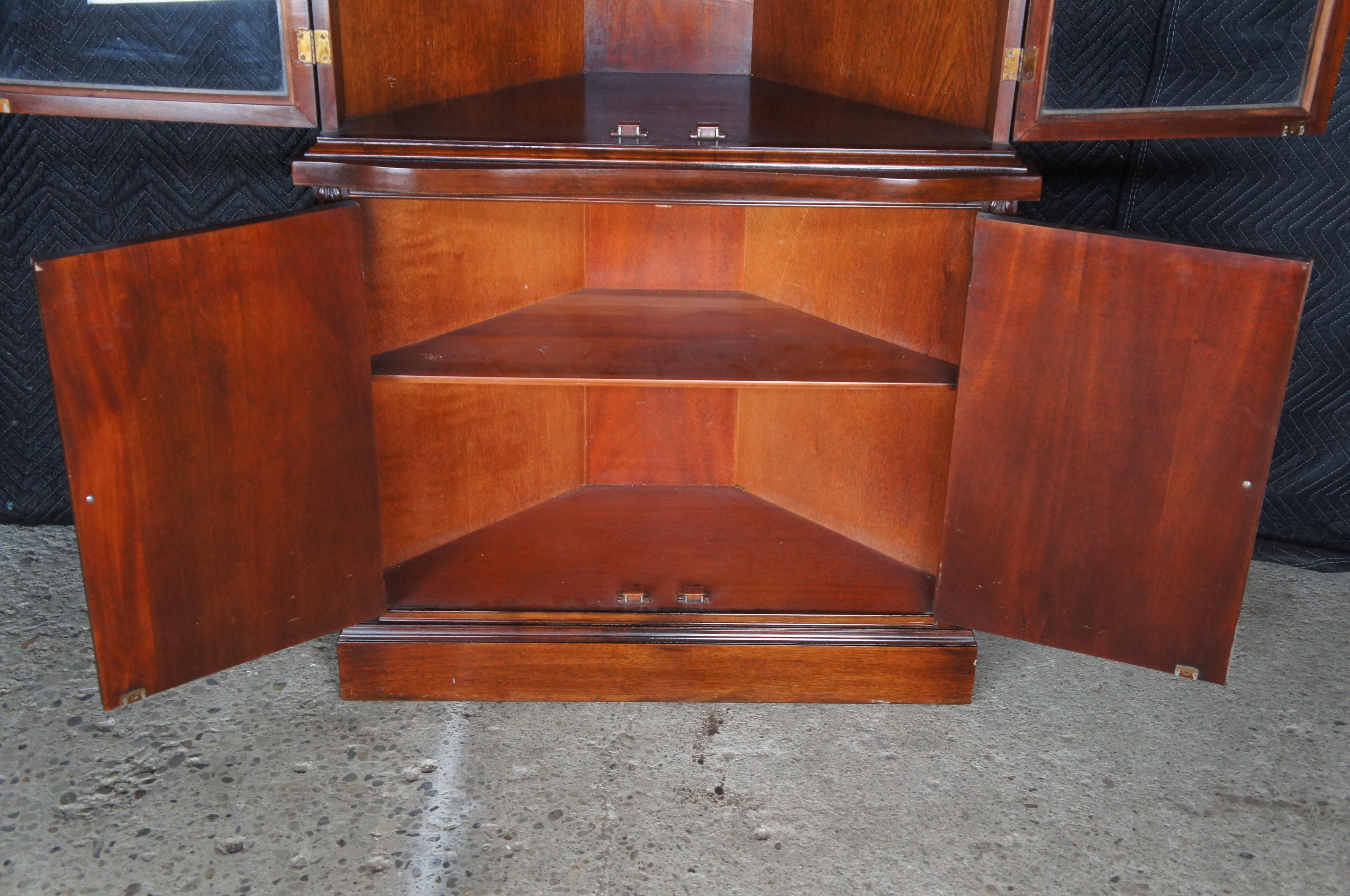 Armadio angolare in stile georgiano del 20° secolo, credenza, espositore curioso 69 In condizioni buone in vendita a Dayton, OH