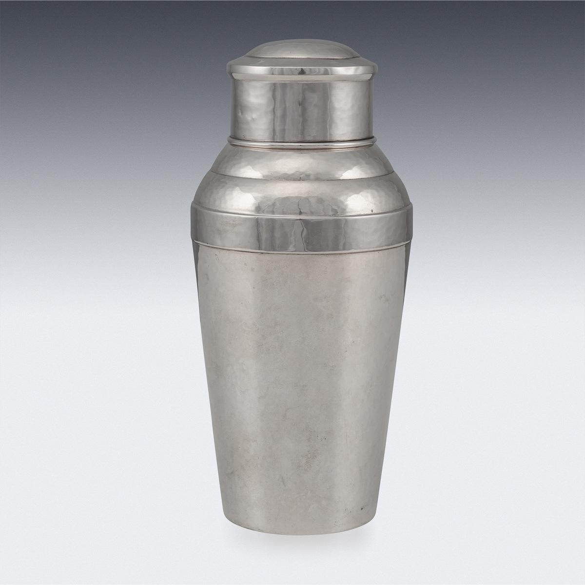 Superb 20th century German Art Deco solid silver cocktail shaker, Hallmarked German silver (835 standard), Maker Lutz & Weiss from Pforzheim. This cocktail shaker is in fabulous condition and is a must for any collector or just as a stand alone