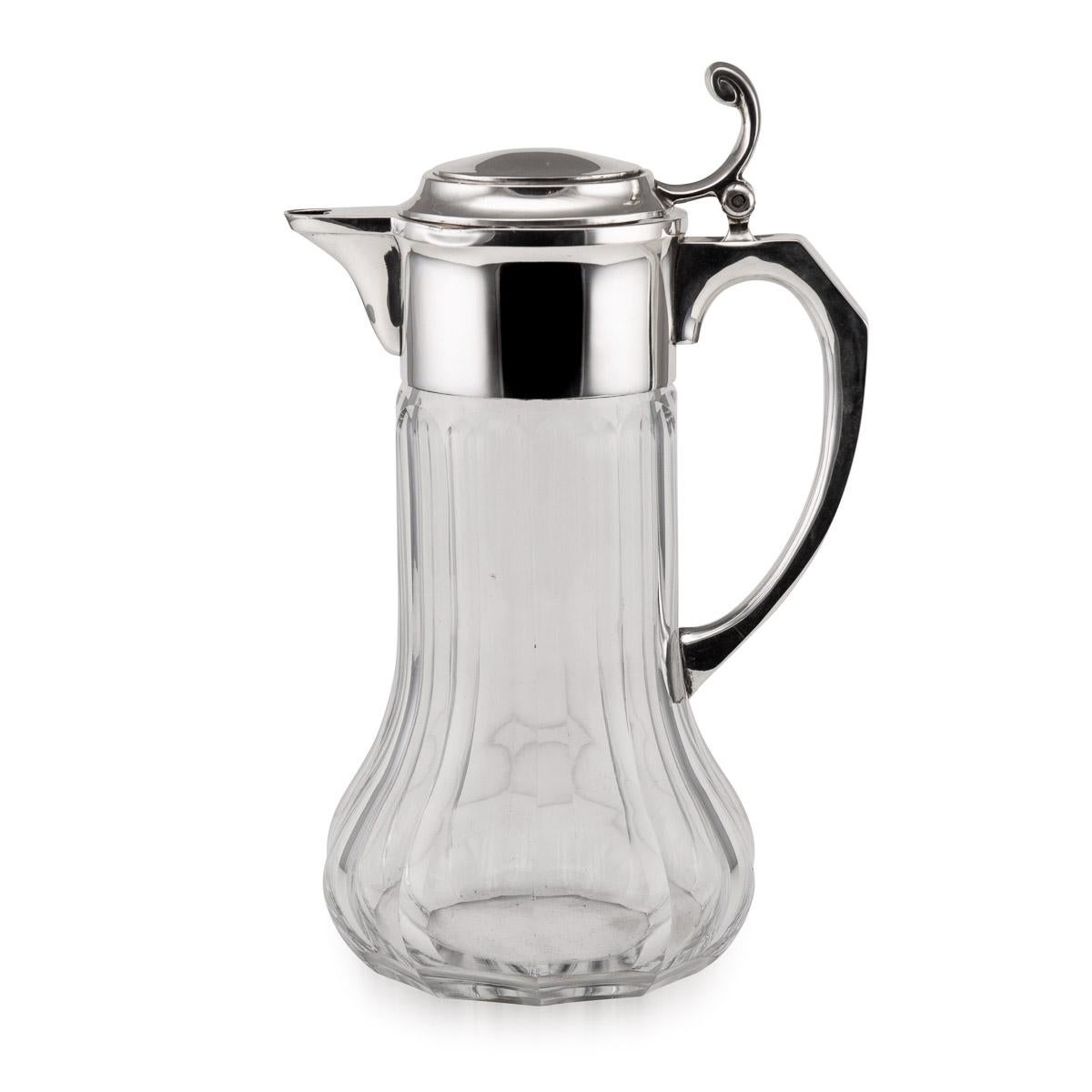 Antique early-20th century German Art Deco solid silver and glass massive lemonade jug with grooved glass body.

Condition
In great condition - no damage.

Size
Diameter: 17cm
Height: 37cm.