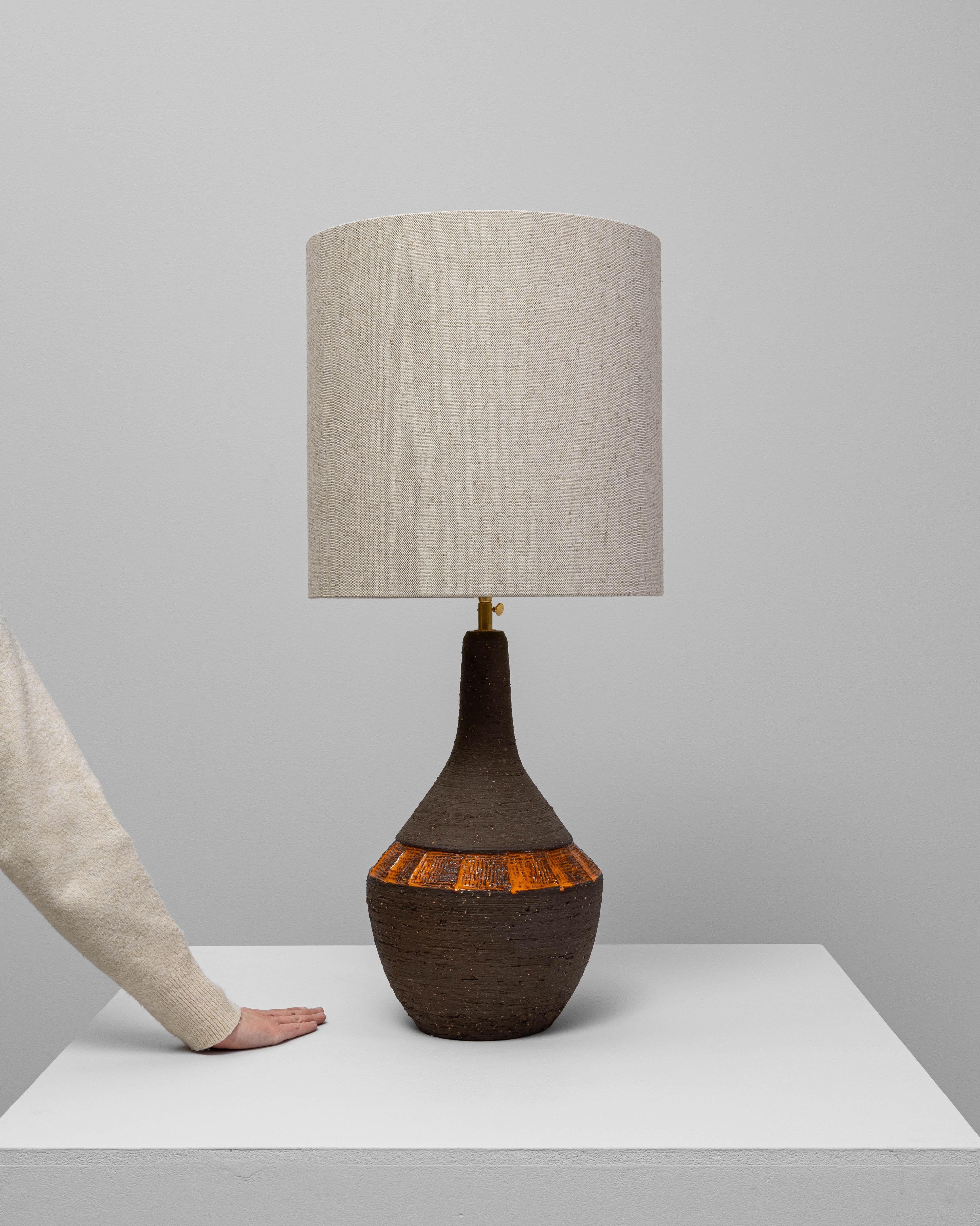 Lampe de table allemande du 20e siècle en céramique marron et orange Bon état - En vente à High Point, NC