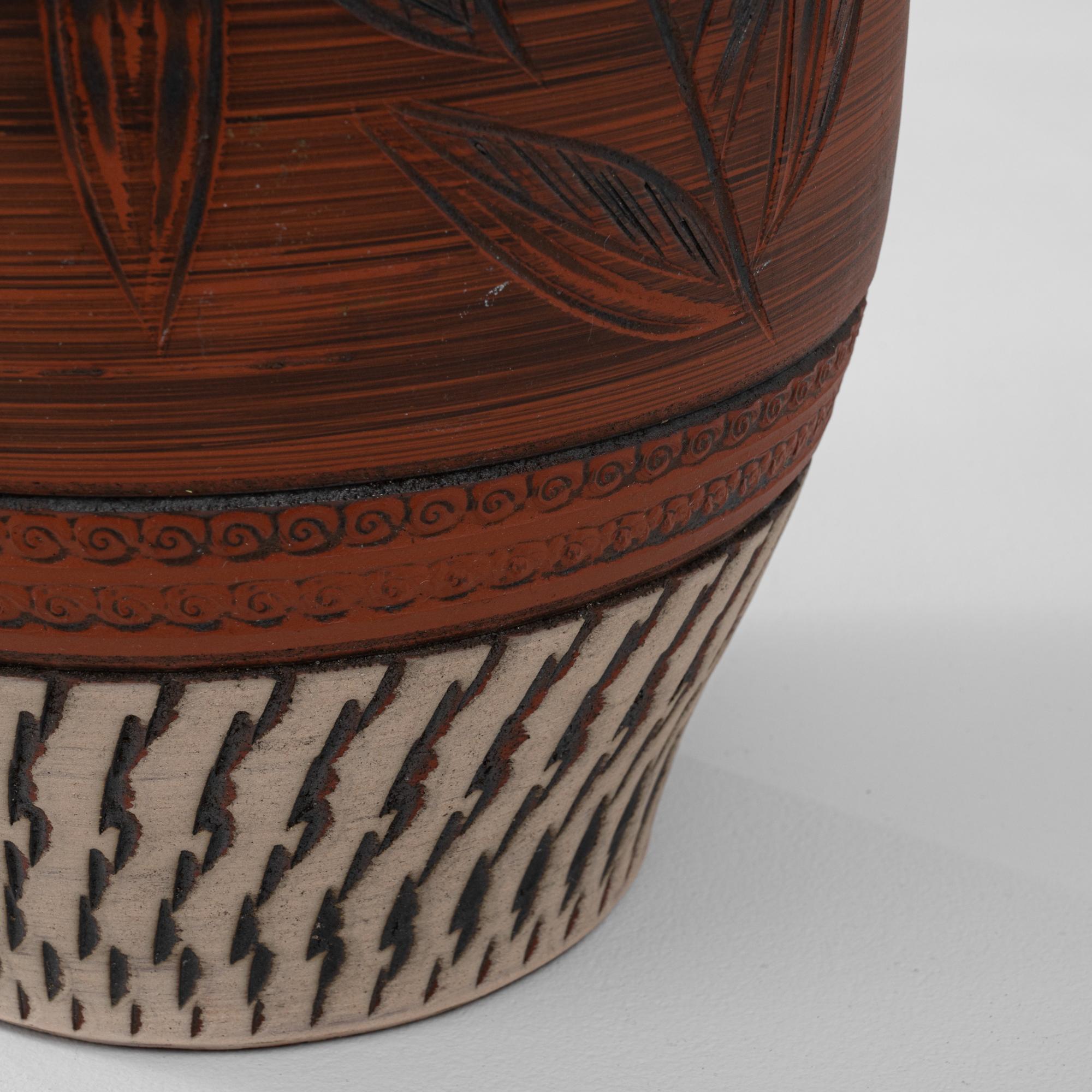 Cruche allemande du 20e siècle en céramique avec sculptures florales en vente 4