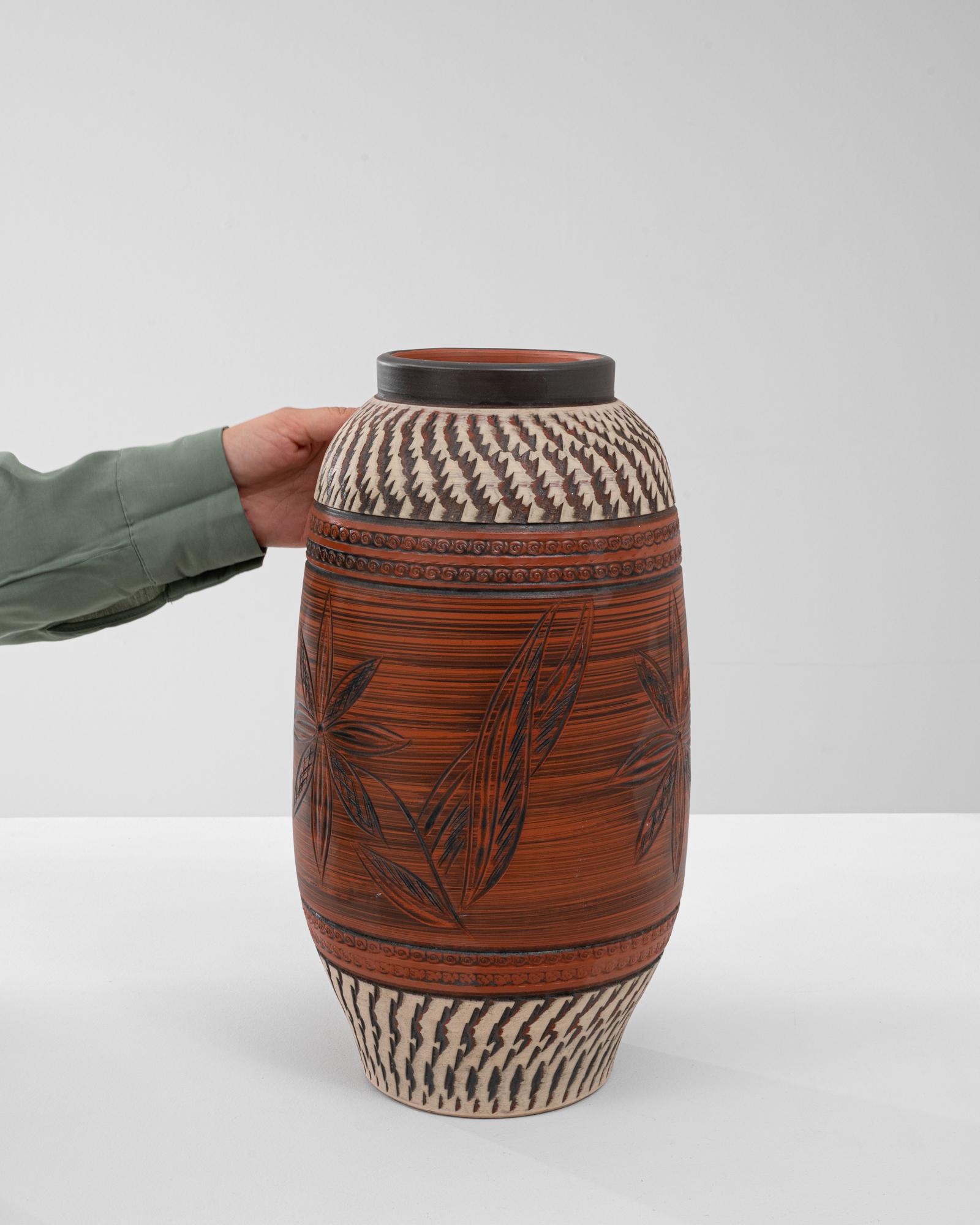 Allemand Cruche allemande du 20e siècle en céramique avec sculptures florales en vente