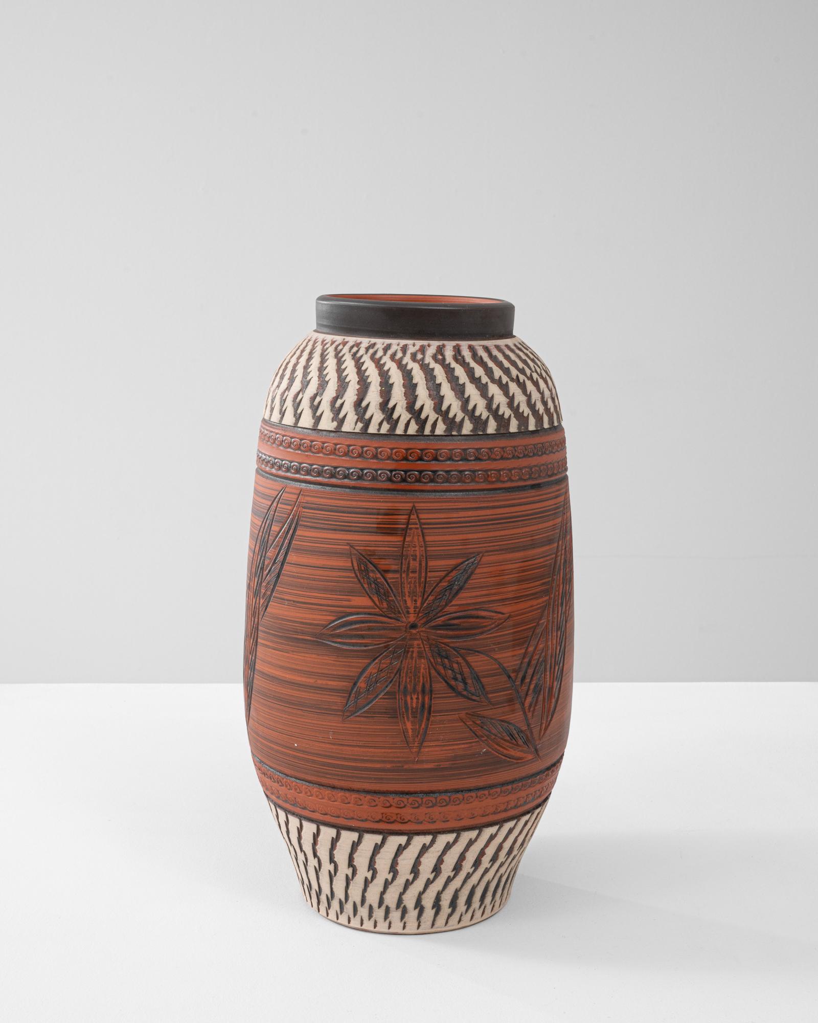 Cruche allemande du 20e siècle en céramique avec sculptures florales Bon état - En vente à High Point, NC