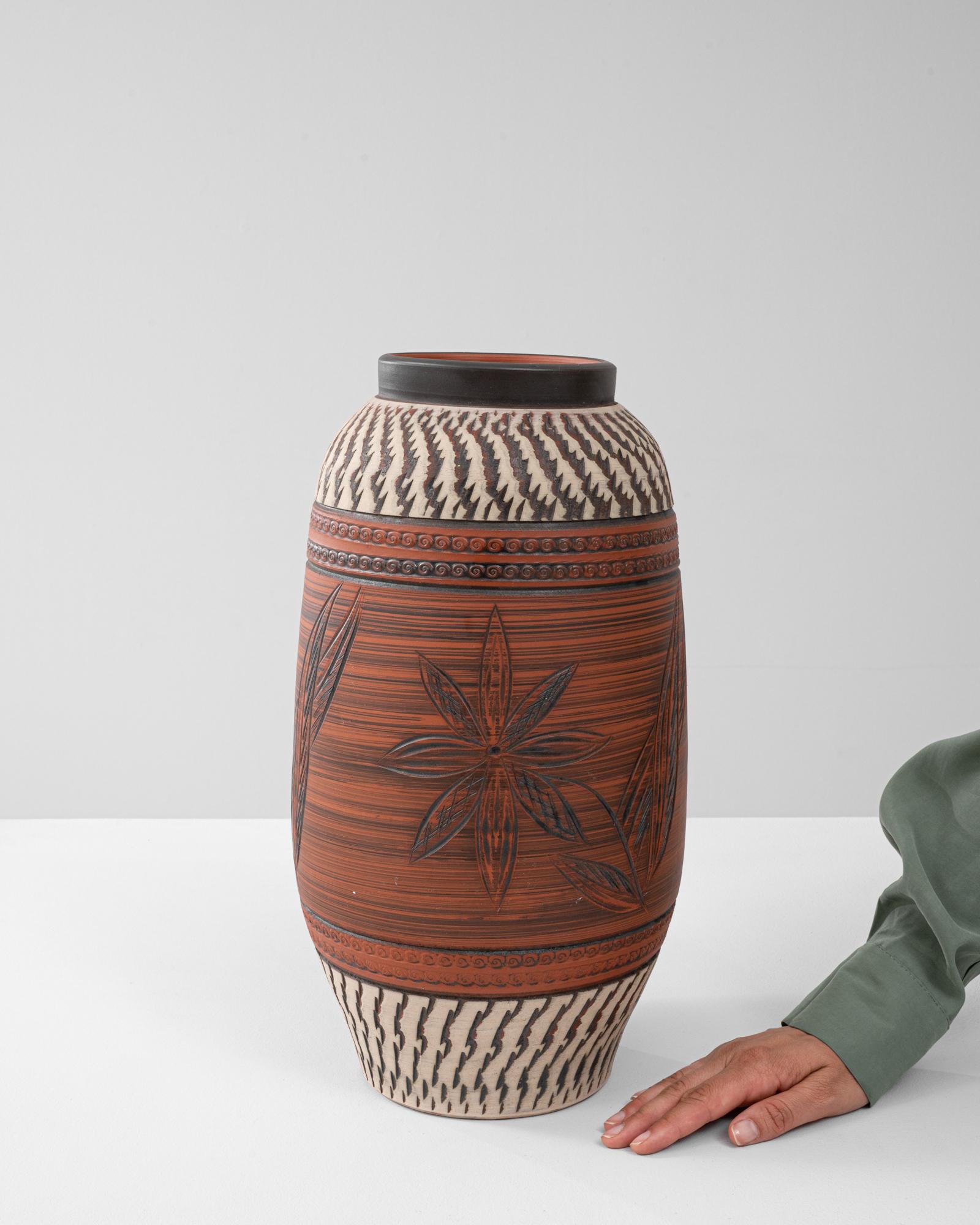 20ième siècle Cruche allemande du 20e siècle en céramique avec sculptures florales en vente