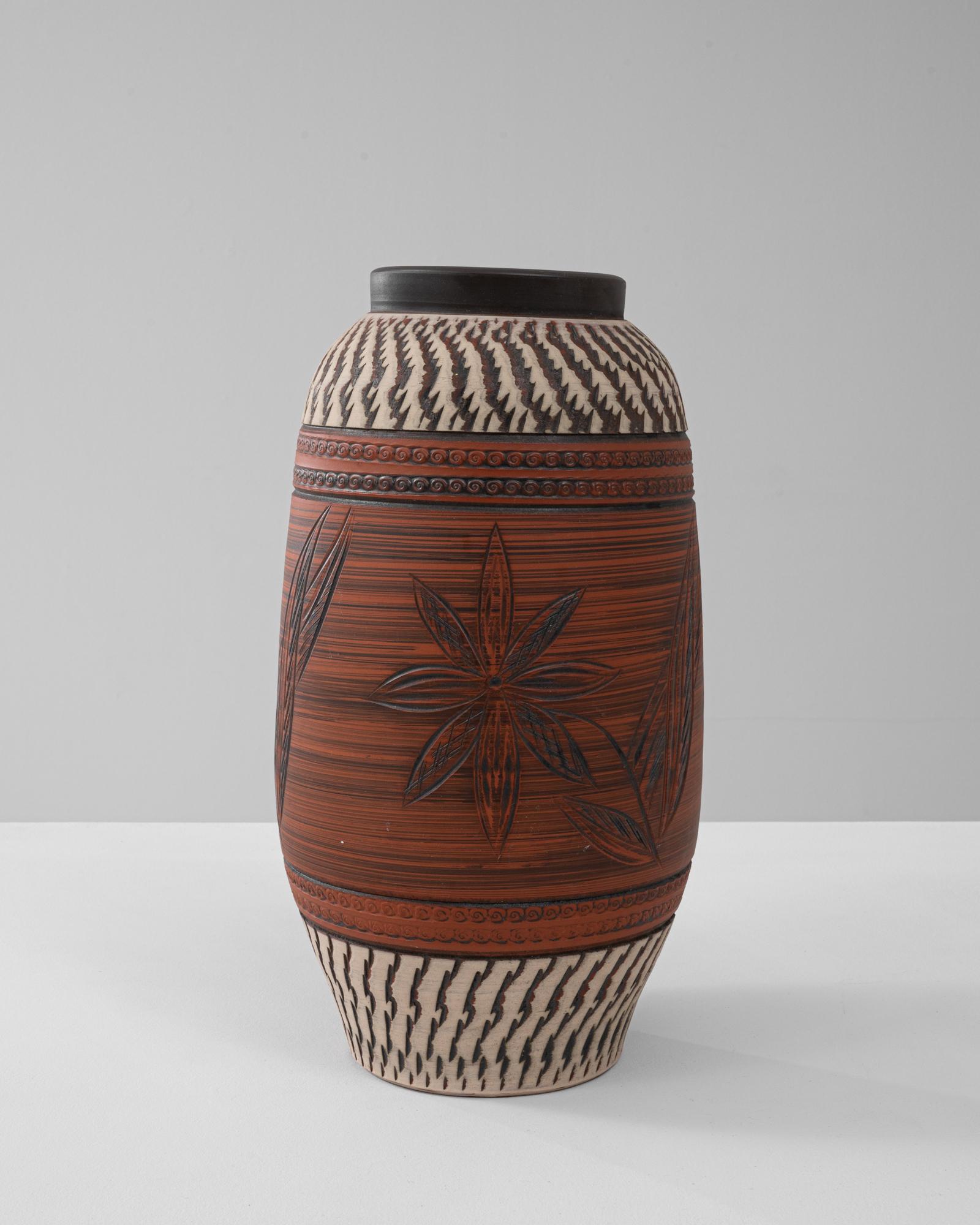 Céramique Cruche allemande du 20e siècle en céramique avec sculptures florales en vente