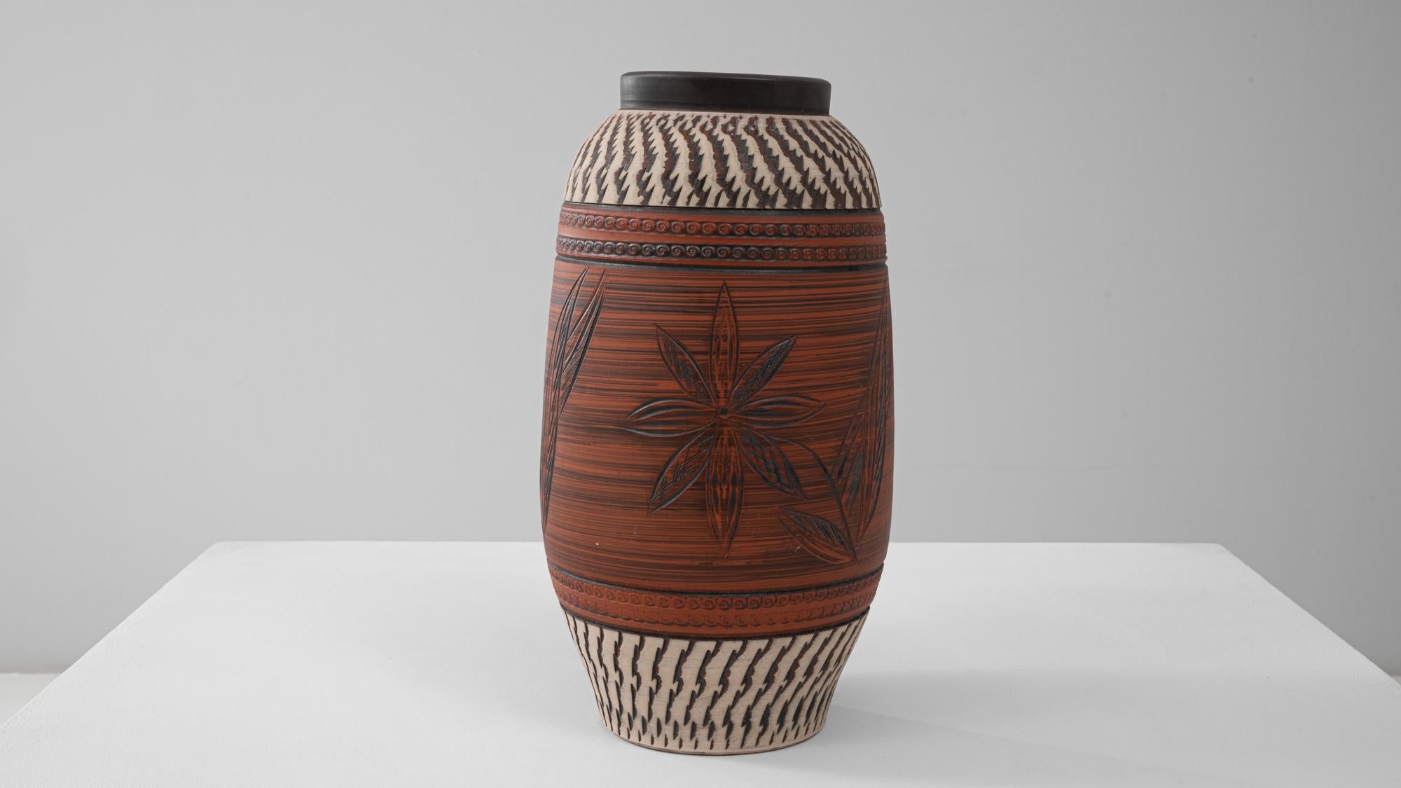 Cruche allemande du 20e siècle en céramique avec sculptures florales en vente 1