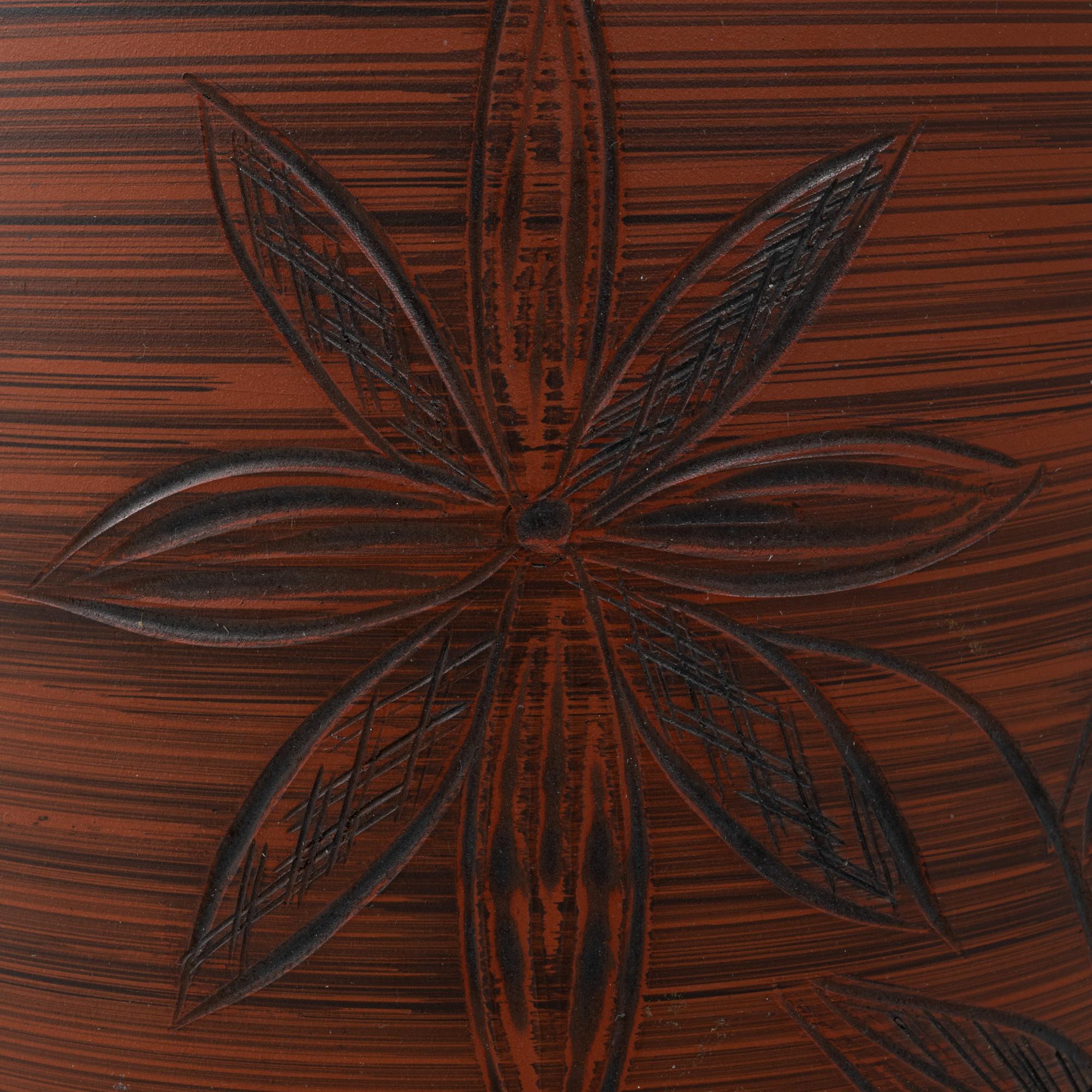 Cruche allemande du 20e siècle en céramique avec sculptures florales en vente 3