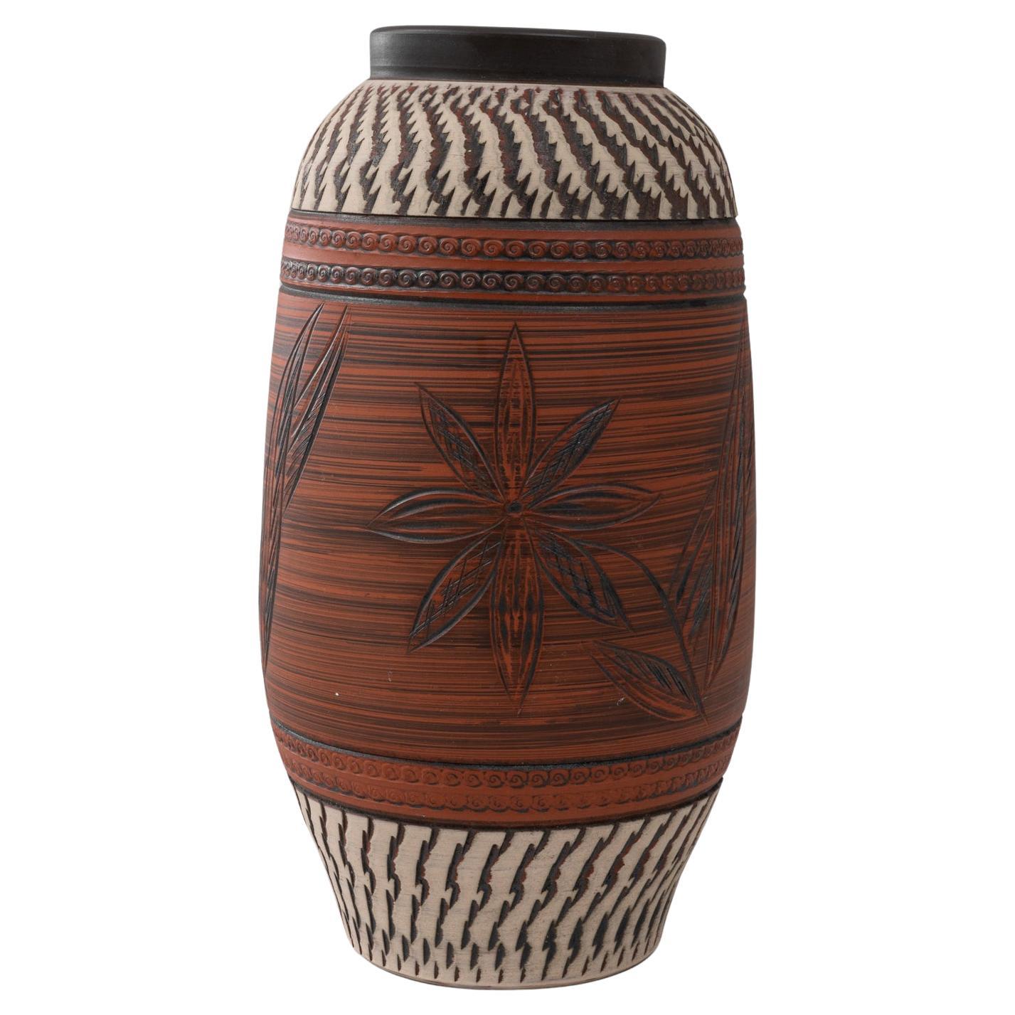 Brocca in ceramica tedesca del XX secolo con intagli floreali