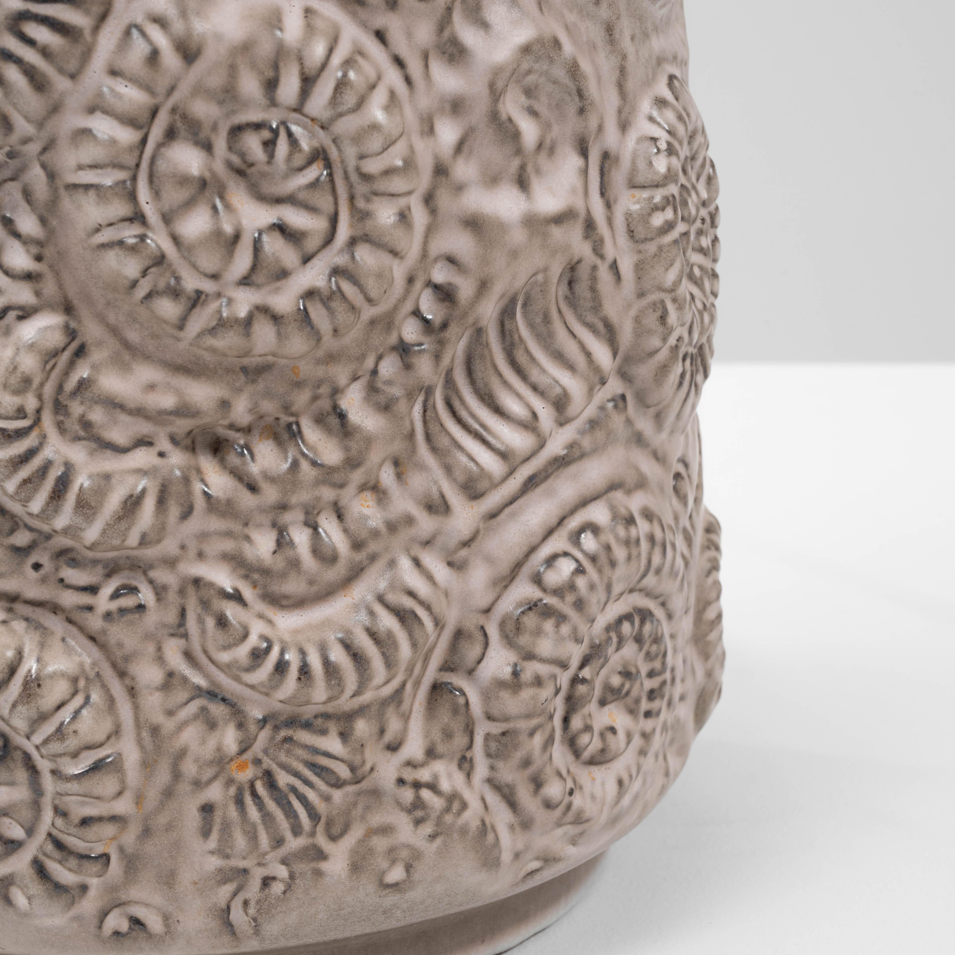 Lampe de table sculptée en céramique allemande du 20e siècle en vente 6