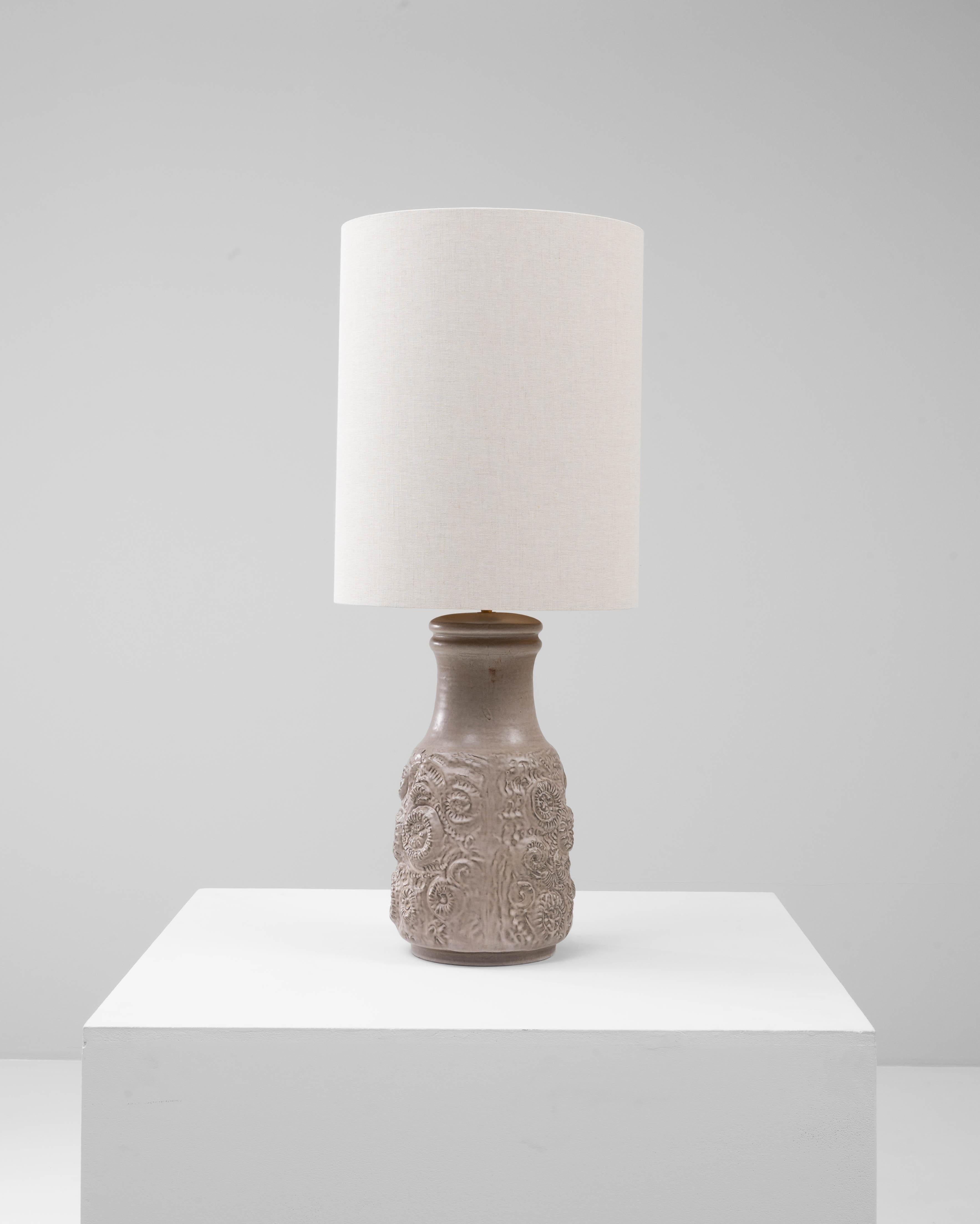 Allemand Lampe de table sculptée en céramique allemande du 20e siècle en vente