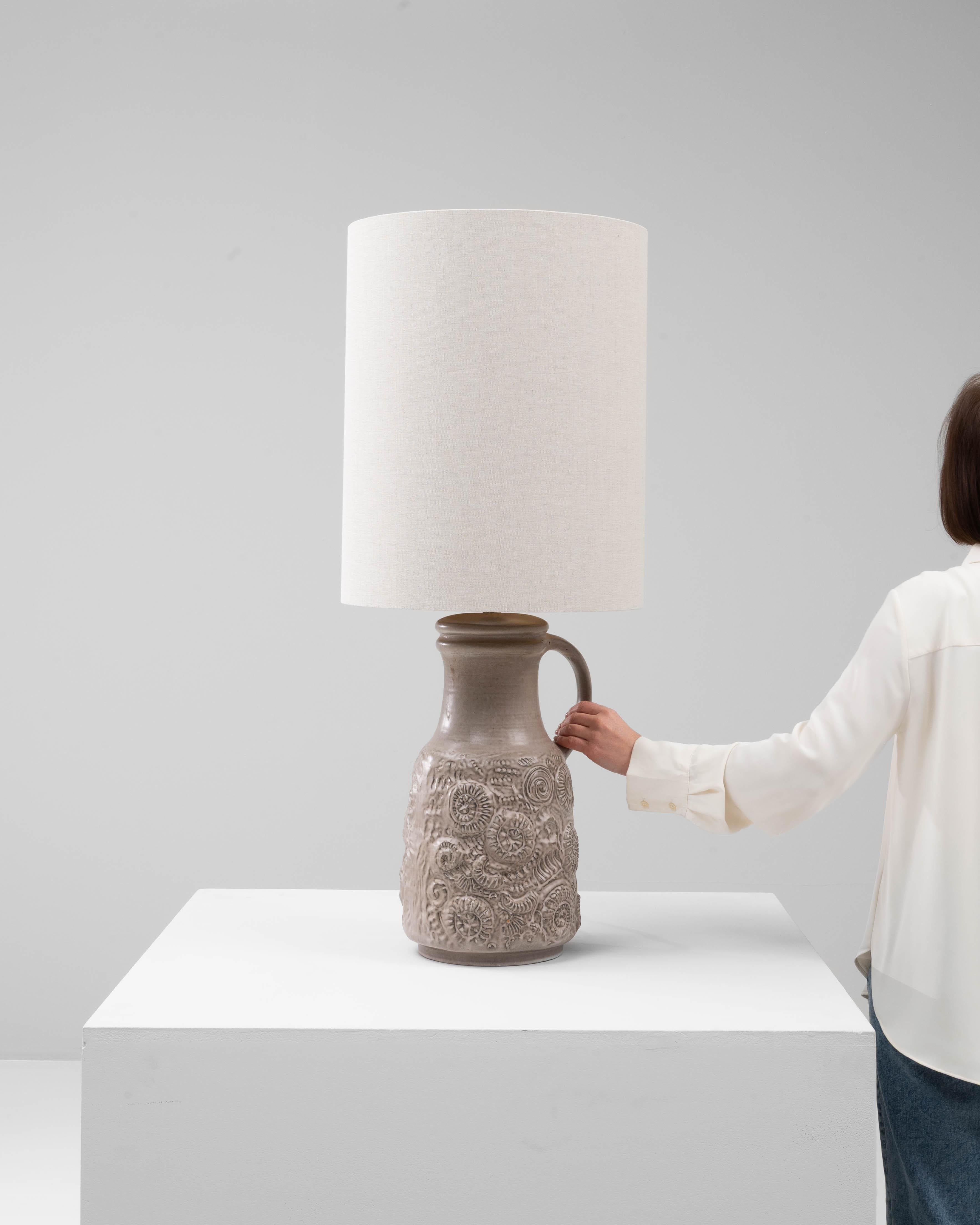 Lampe de table sculptée en céramique allemande du 20e siècle en vente 1