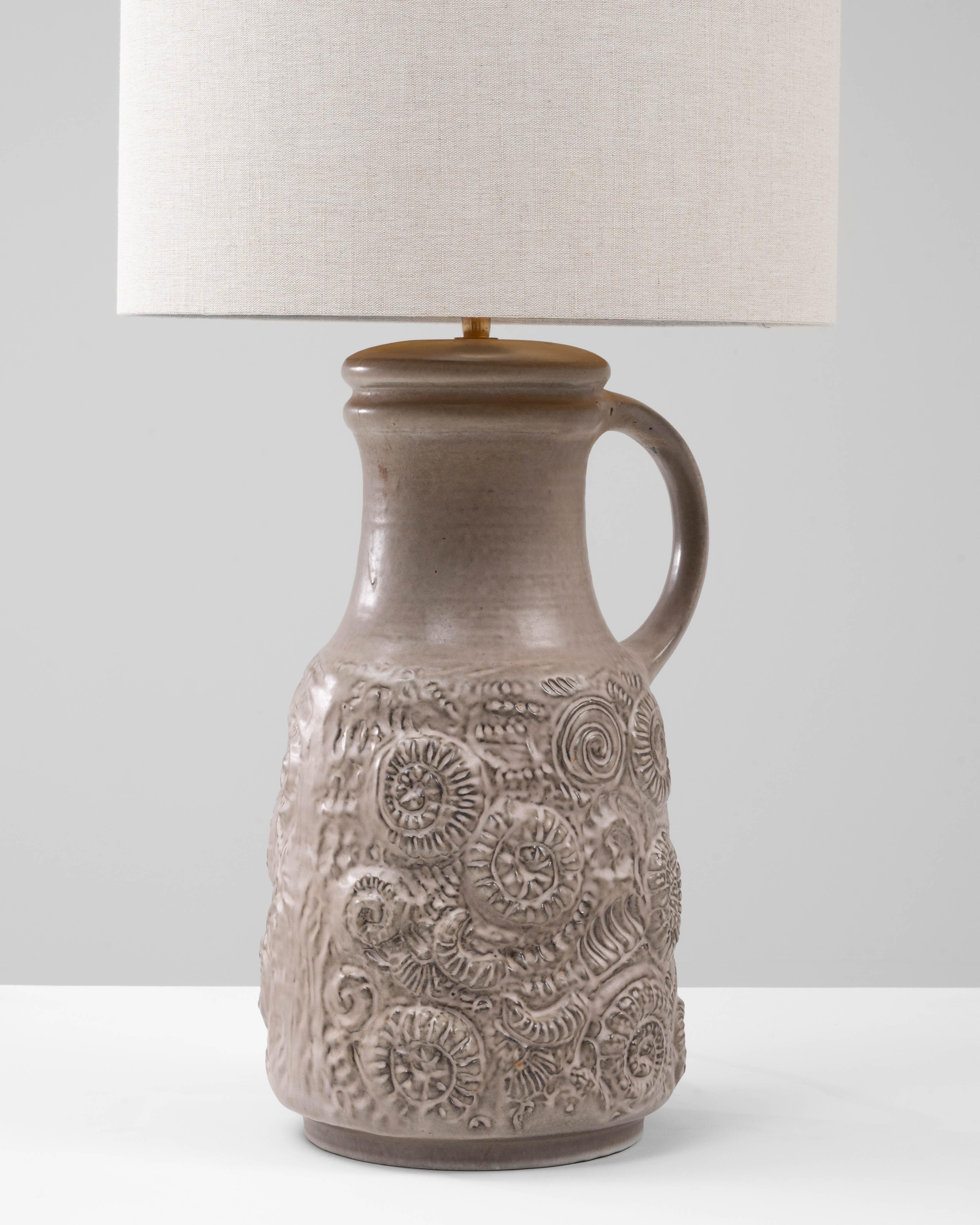 Lampe de table sculptée en céramique allemande du 20e siècle en vente 3