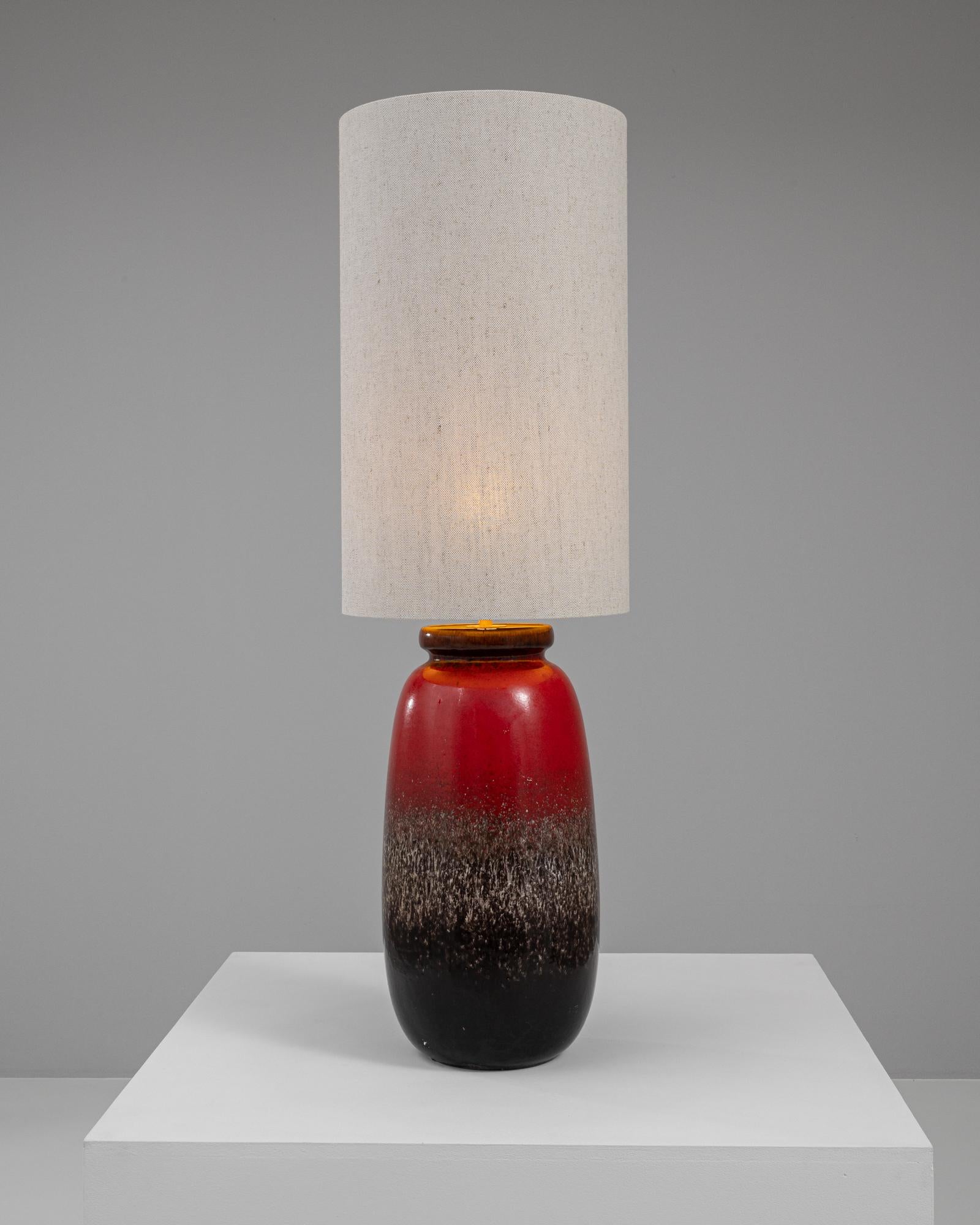 Cette captivante lampe de table en céramique allemande du XXe siècle est une véritable œuvre d'art, mêlant des couleurs vibrantes et des textures uniques pour créer une pièce d'apparat pour n'importe quelle pièce. La lampe présente une partie
